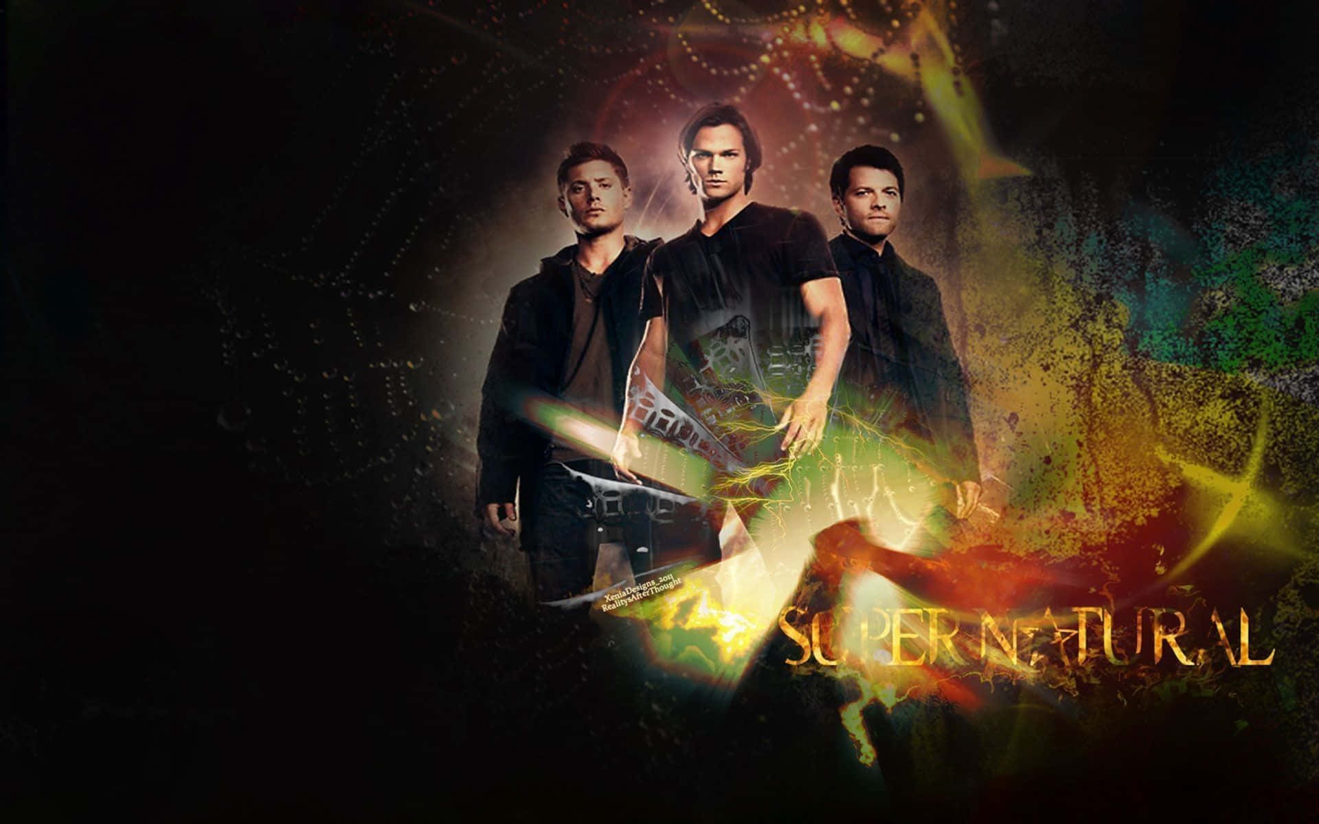 三個穿深色衣服的男人，帶有發光的超自然效果和標題 Supernatural。 — 超自然 GIF 壁紙