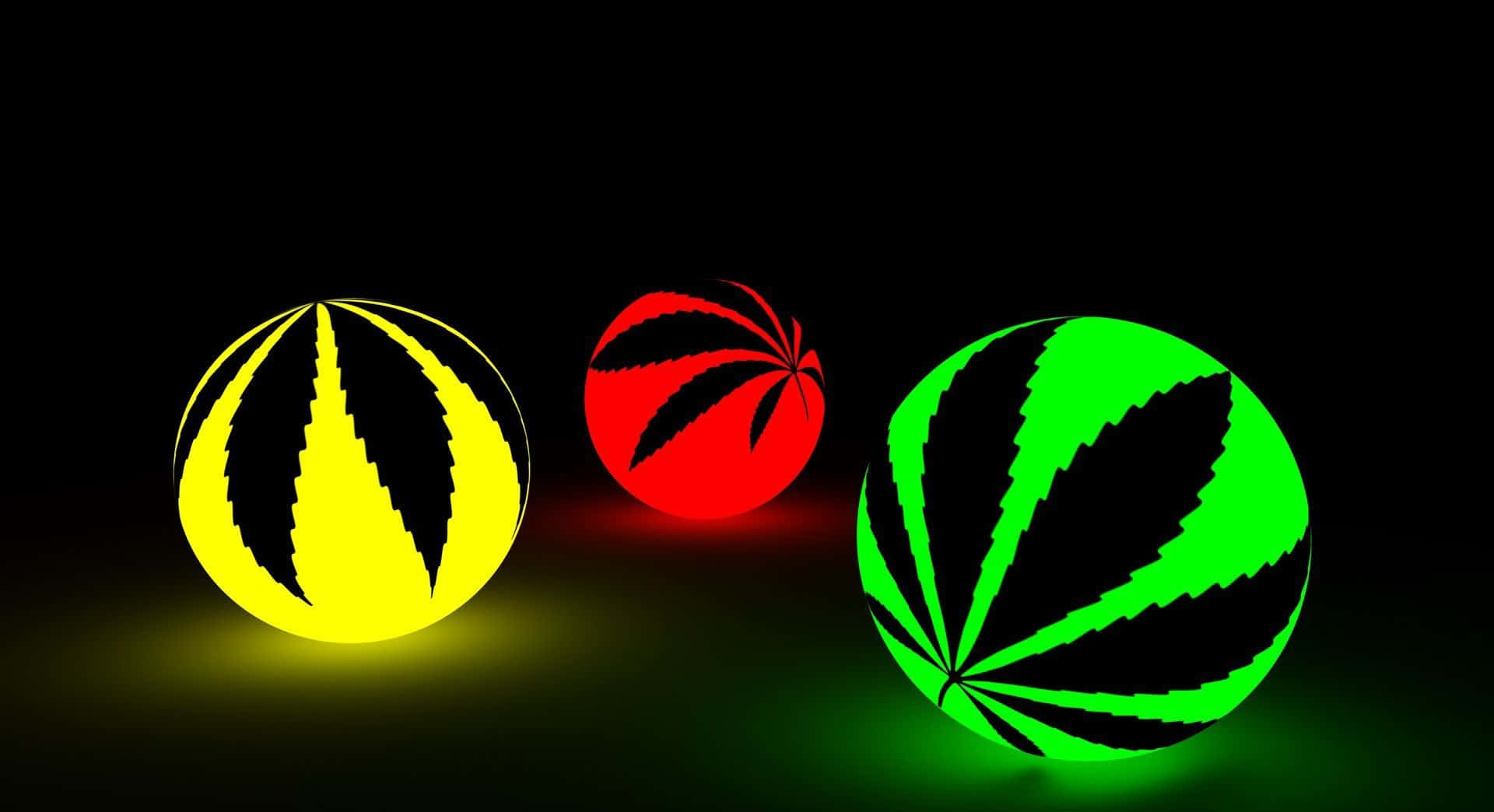 大麻 桌布 壁紙 — 三個發光的球體，帶有黃色、紅色和綠色的大麻葉圖案，背景為深色。