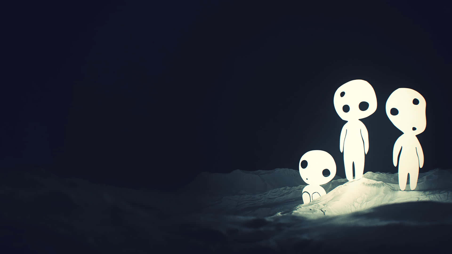 Cartoon Alien 桌布 壁紙 — 三個發光的白色紙狀人物站在雪堆上，背景是黑暗的夜空。