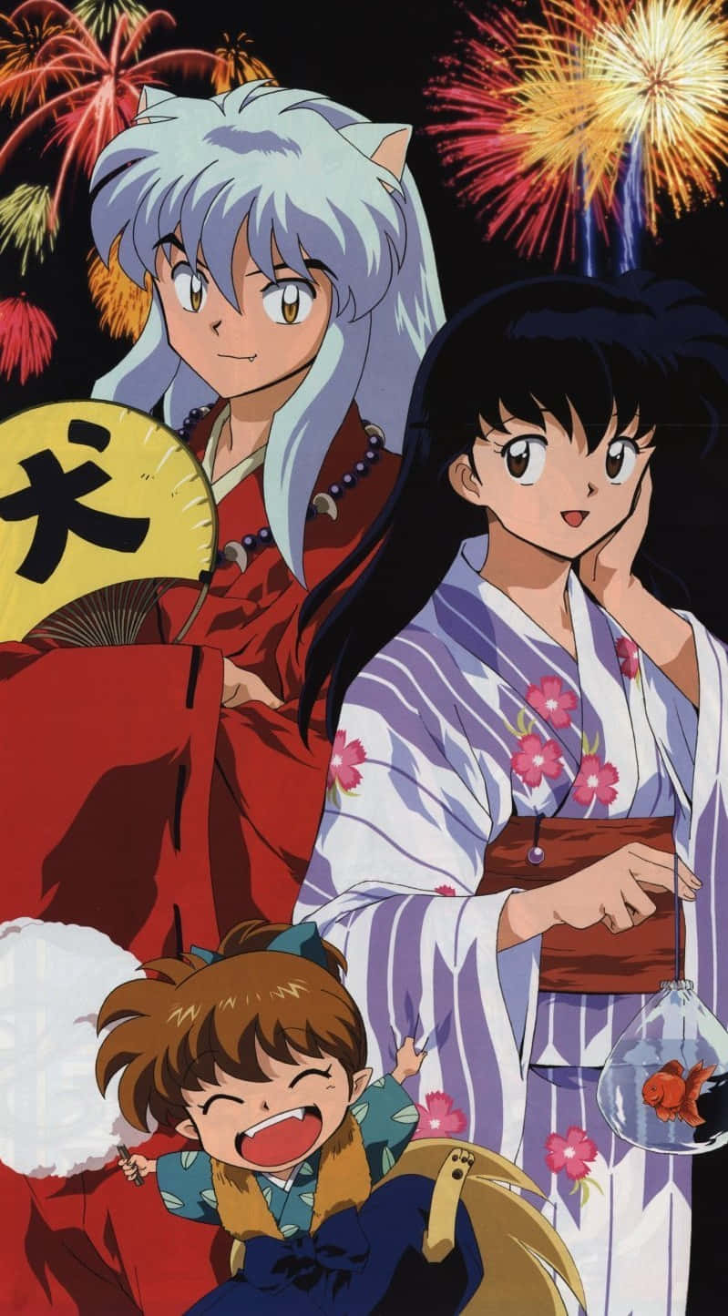 Inuyasha And Shippo 桌布 壁紙 — 三個穿著傳統日本服飾的動漫角色在夜間燦爛的煙花下慶祝。