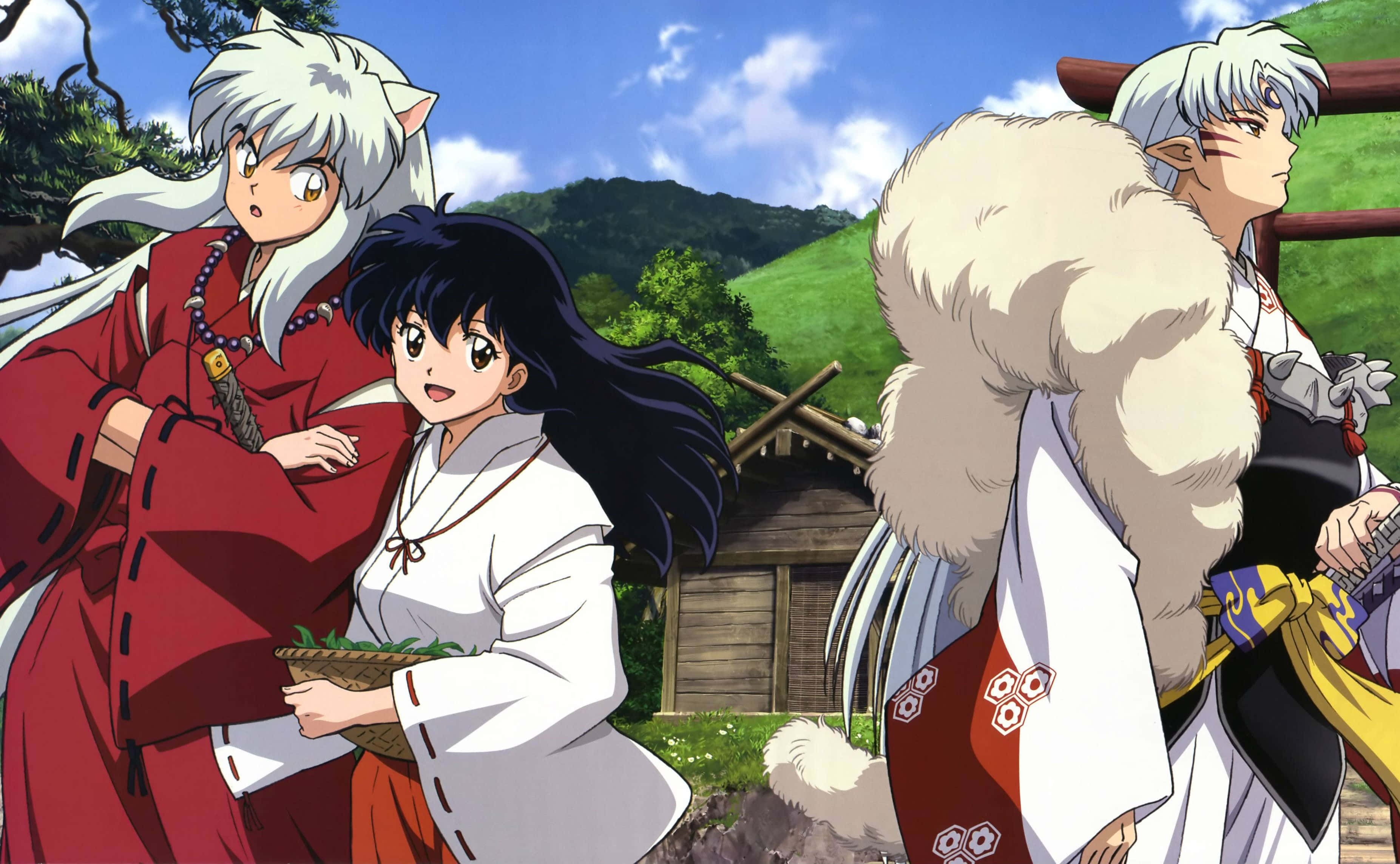 Sesshomaru 桌布 壁紙 — 三個穿著傳統日本服飾的動漫角色站在戶外，背後有綠色山丘和木結構，上方是明亮的藍天。