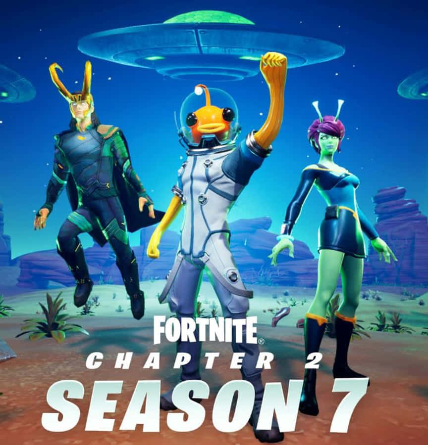 Multiplayer Game 桌布 壁紙 — 三個穿著外星裝備的 Fortnite 角色在發光的 UFO 下於超現實的沙漠景觀中慶祝。