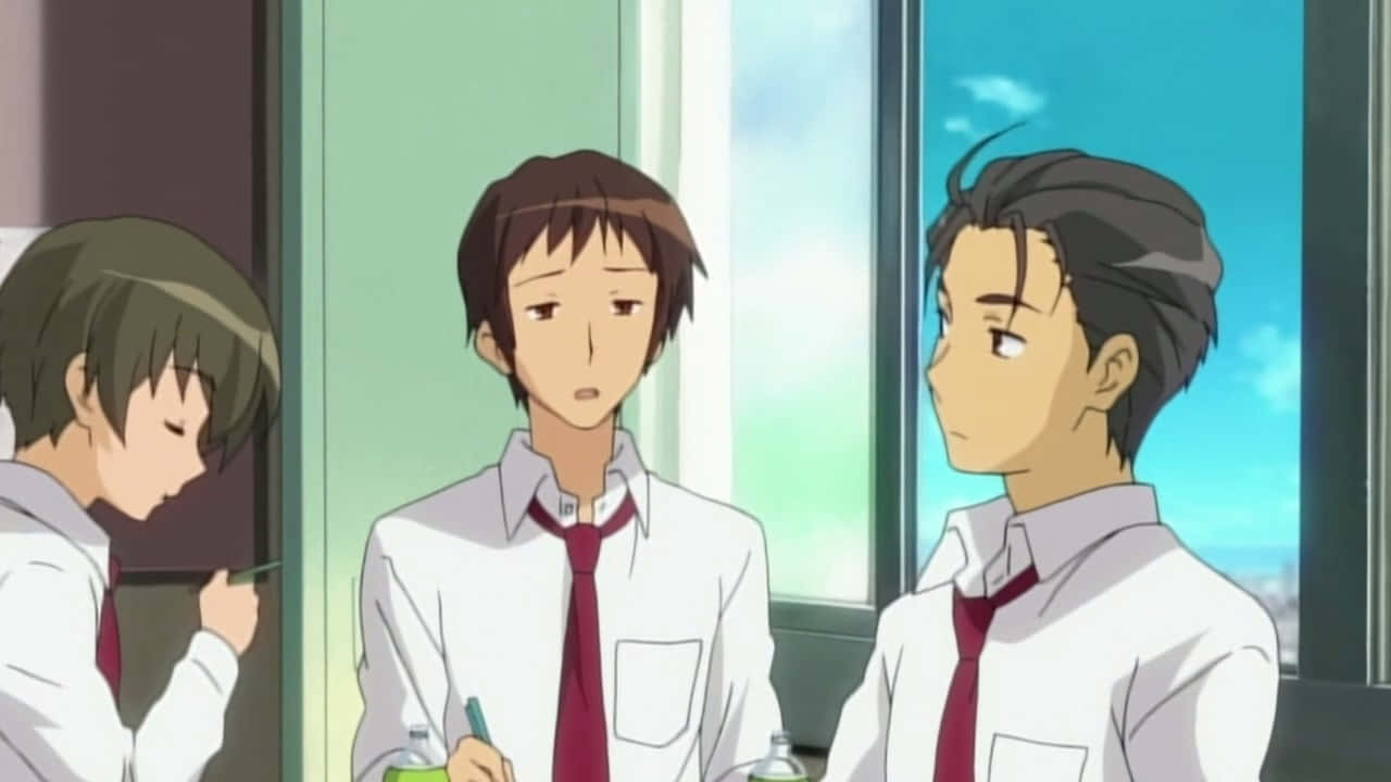Haruhi Taniguchi 桌布 壁紙 — 三個穿著校服的動畫男孩站在窗邊，一個低頭，另外兩個在安靜的時刻面對面。