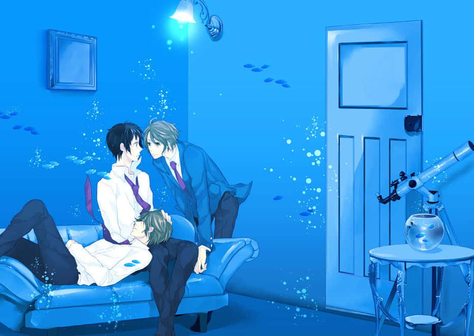 Itsuki Koizumi 桌布 壁紙 — 三個穿著正裝的動畫男孩在一個超現實的水下房間裡，在藍色沙發上分享親密時刻，房間裡有魚和泡泡。