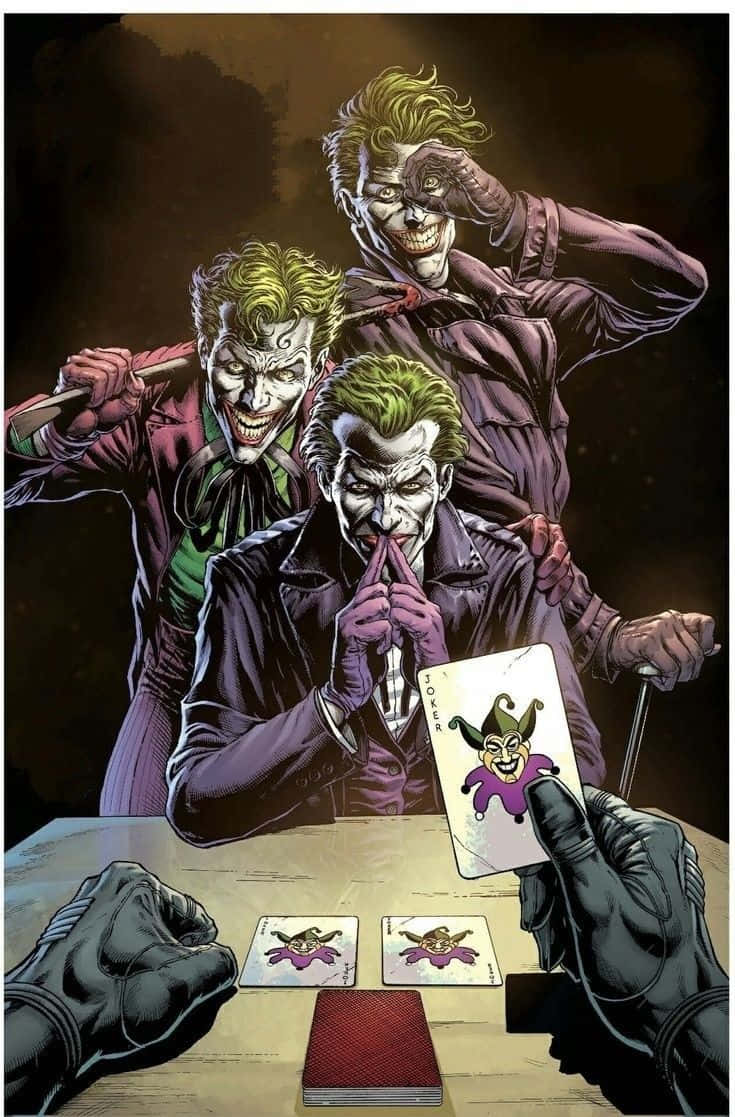 Batman Three Jokers 桌布 壁紙 — 三個穿著紫色西裝的威脅性小丑人物在桌子上玩牌，一隻戴手套的手拿著一張小丑牌。