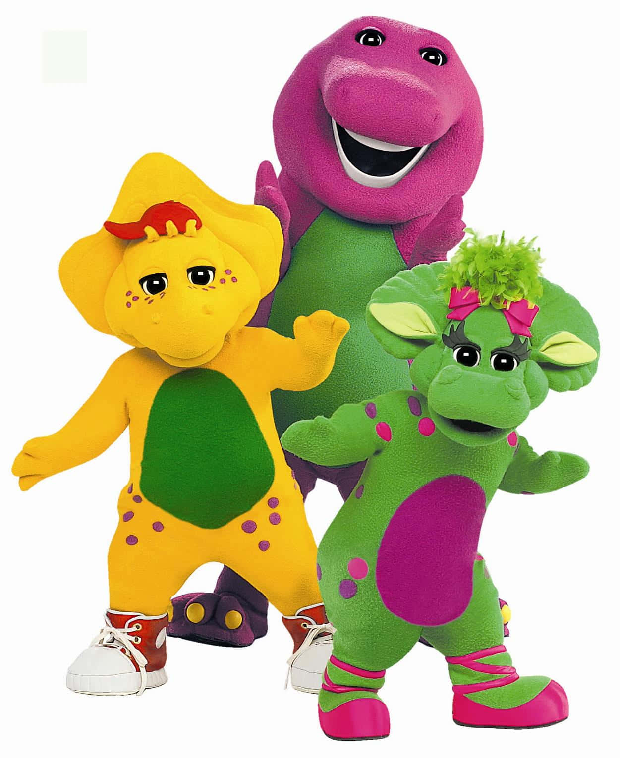 barney 桌布 壁紙 — 三個色彩繽紛的 Barney 和朋友們玩偶在純白背景前開心地擺姿勢。