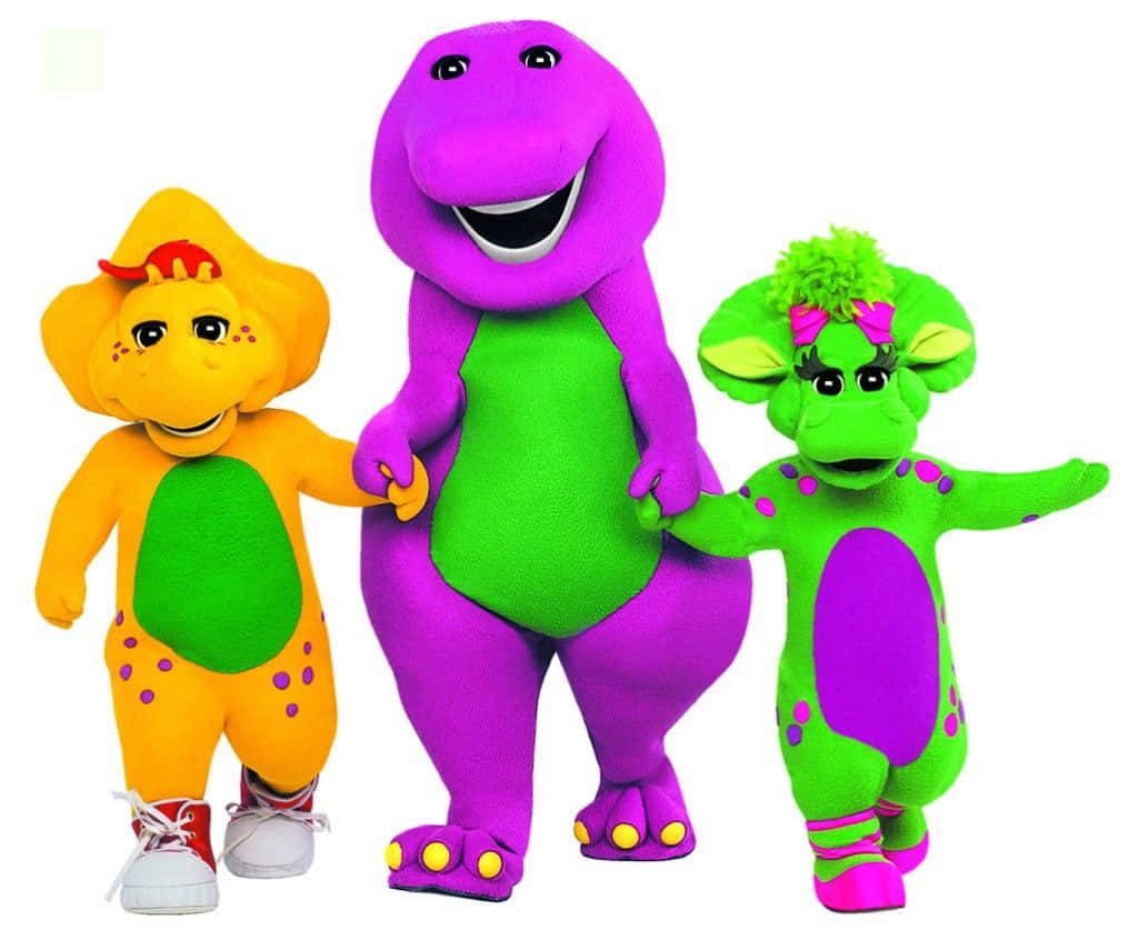 barney 桌布 壁紙 — 三個色彩繽紛的 Barney 恐龍角色在純白背景前微笑站立。