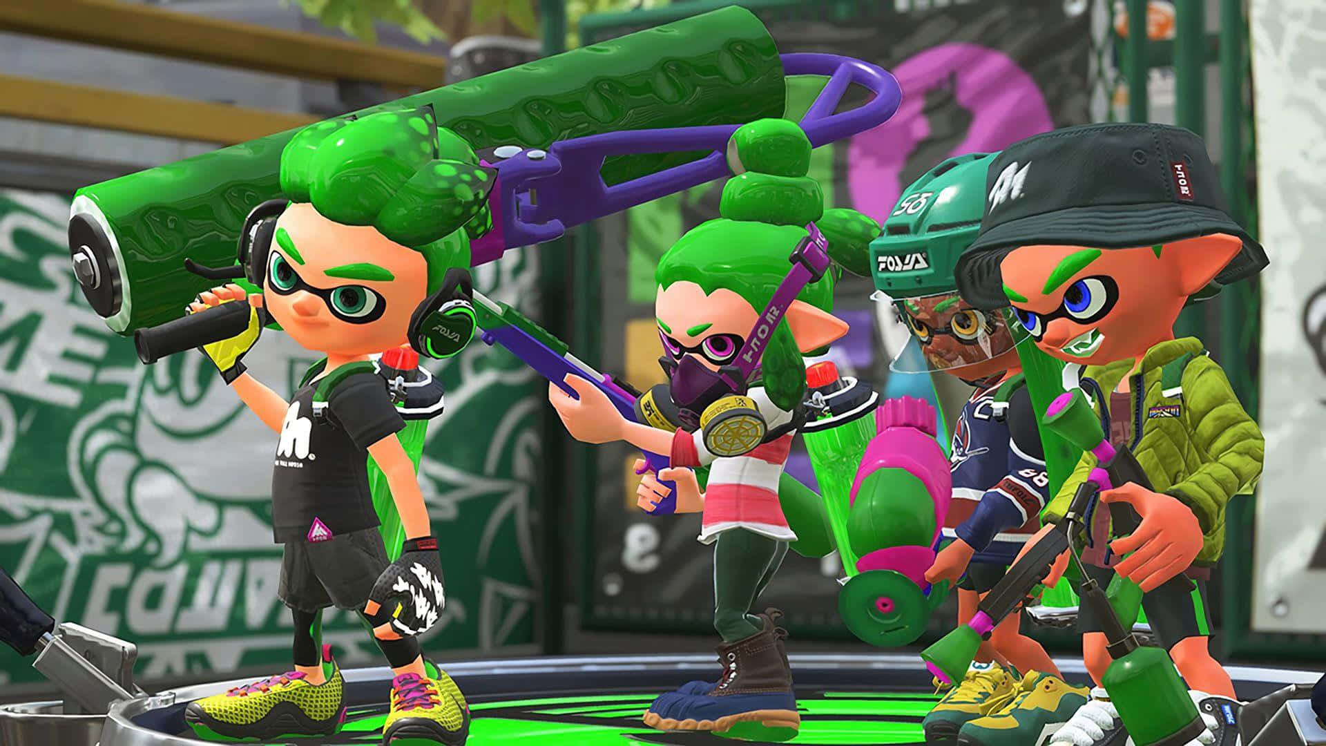 splatoon 桌布 壁紙 — 三個色彩繽紛的Splatoon角色穿著綠色裝備，在佈滿塗鴉的平台上拿著墨水噴射器擺姿勢。