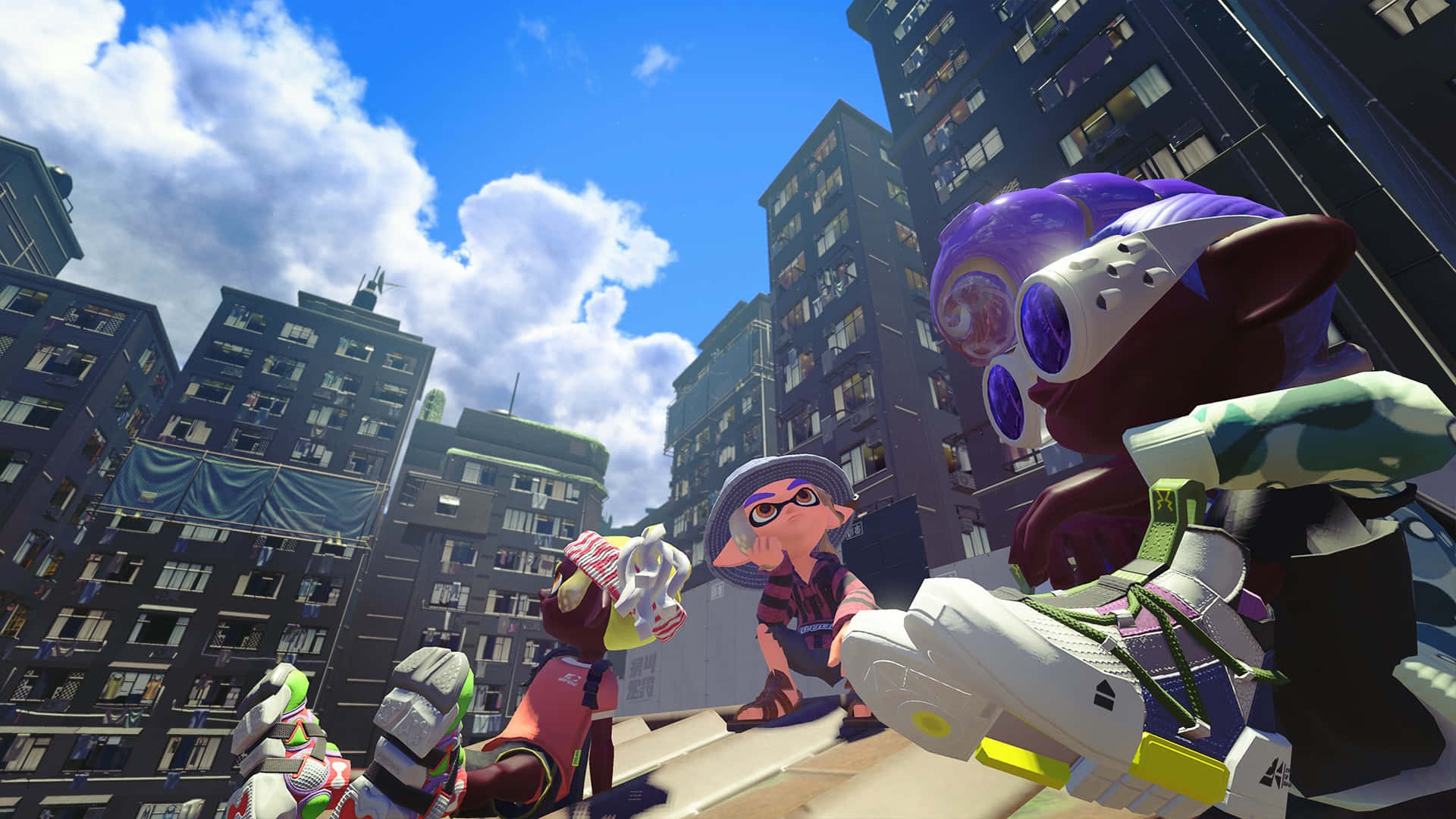 splatoon 桌布 壁紙 — 三個色彩繽紛的魷魚角色穿著鮮豔裝備，站在高聳城市建築物之間的屋頂上，背景是明亮藍天和蓬鬆白雲。