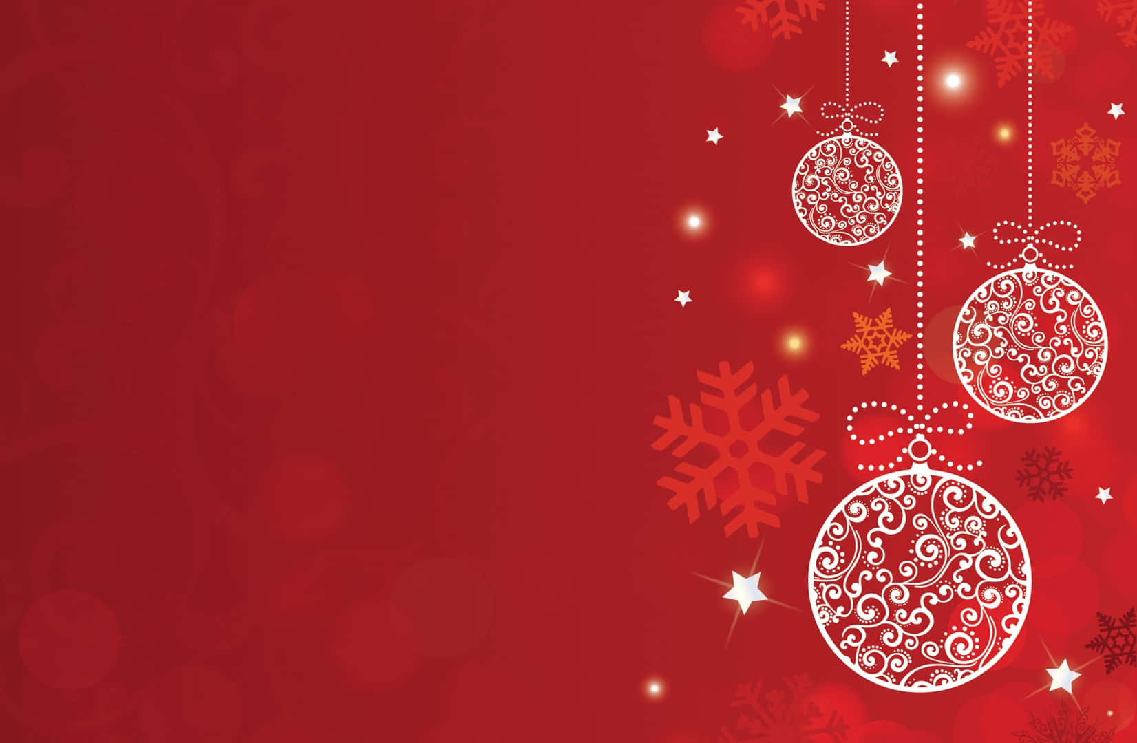 Red Aesthetic Christmas 桌布 壁紙 — 三個華麗的白色聖誕裝飾品和雪花掛在豐富的紅色背景上，帶有發光的散景燈光。