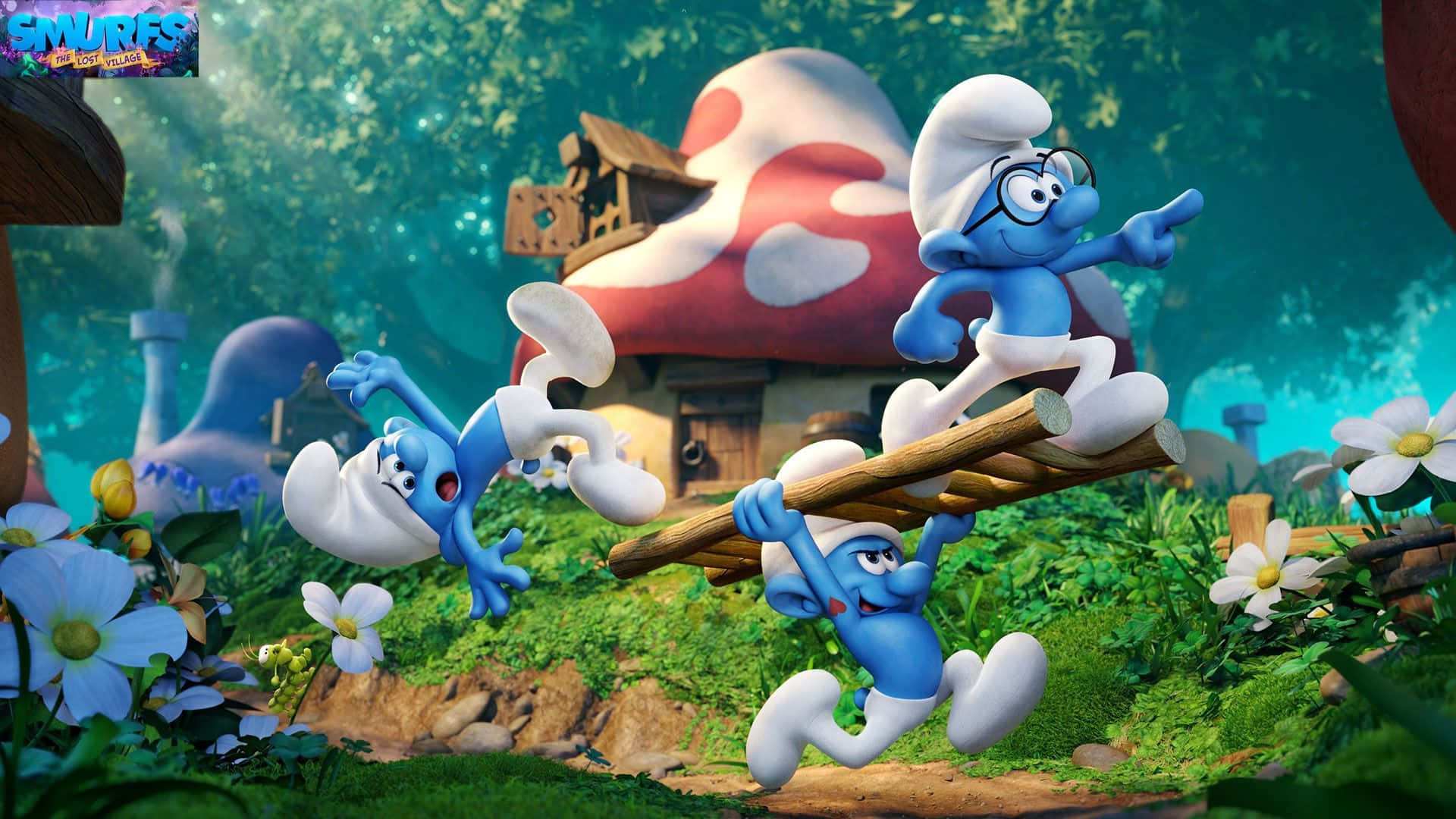 Animation Movies 桌布 壁紙 — 三個藍色藍精靈精力充沛地扛著一根木頭穿過充滿活力的森林，森林裡有蘑菇屋和白色花朵。
