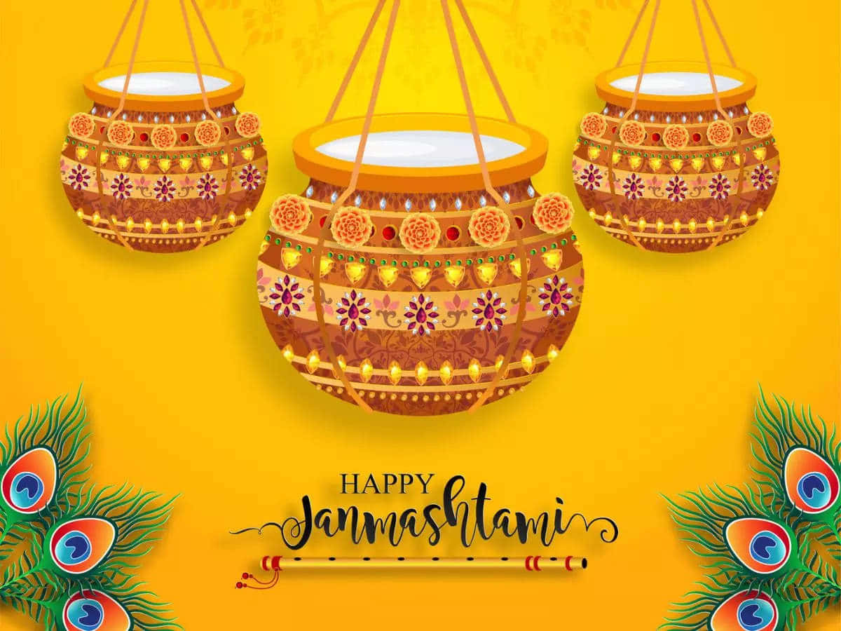 Krishna Janmashtami 桌布 壁紙 — 三個裝飾華麗的掛盆，帶有花卉圖案和燈光，在鮮黃色背景襯托下閃耀，兩側有孔雀羽毛和一支笛子。