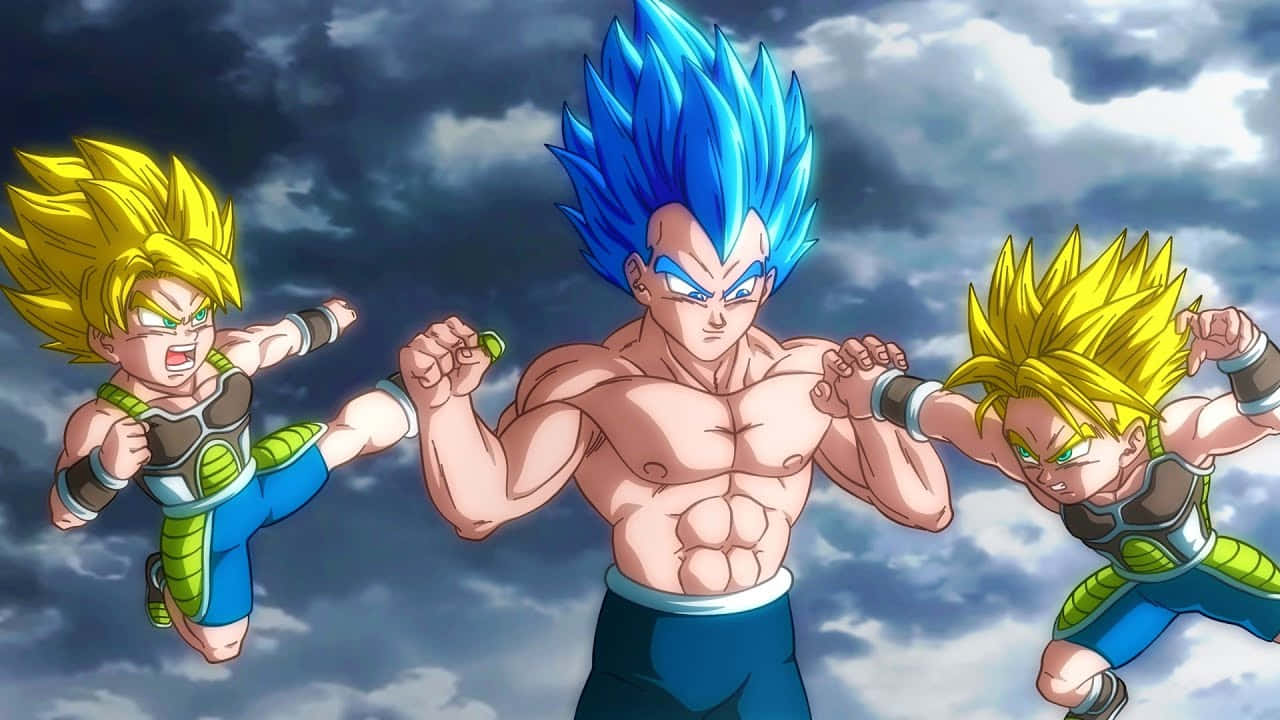 Vegeta And Trunks 桌布 壁紙 — 三個超級撒亞人角色，擁有尖刺頭髮和肌肉發達的身體，在暴風雨的天空下動態飛翔。
