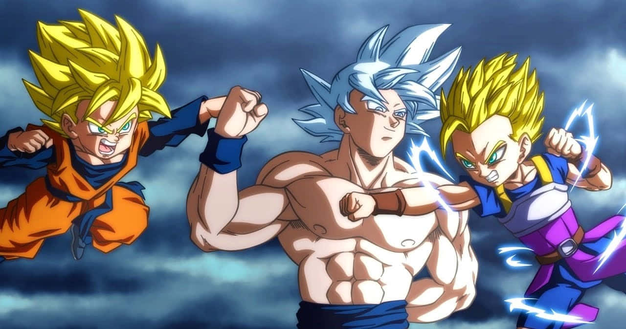 Dragon Ball Super Universe 6 桌布 壁紙 — 三個超級撒亞人角色在暴風雨的天空下擺出動態戰鬥姿勢，伴隨著噼啪作響的能量效果。