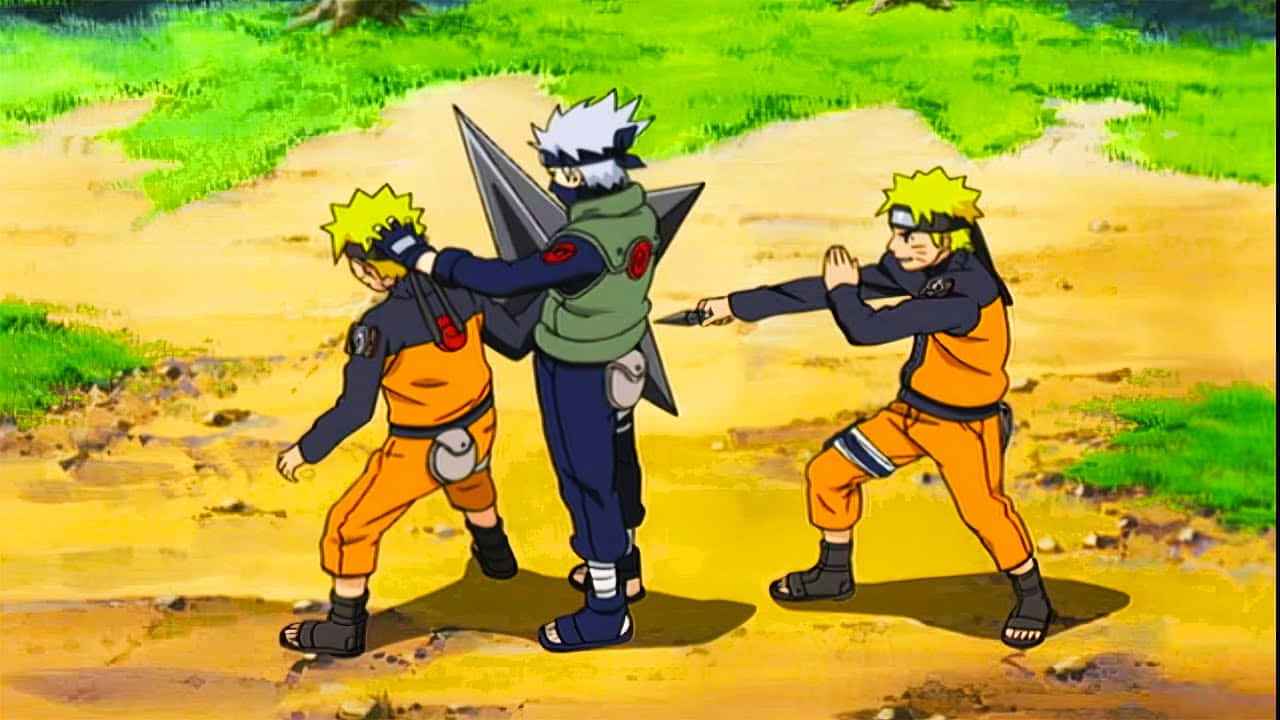 Kakashi And Naruto 桌布 壁紙 — 三個身穿橙色和綠色裝備的動漫忍者角色，在綠草環繞的泥路上擺出戰鬥姿勢。