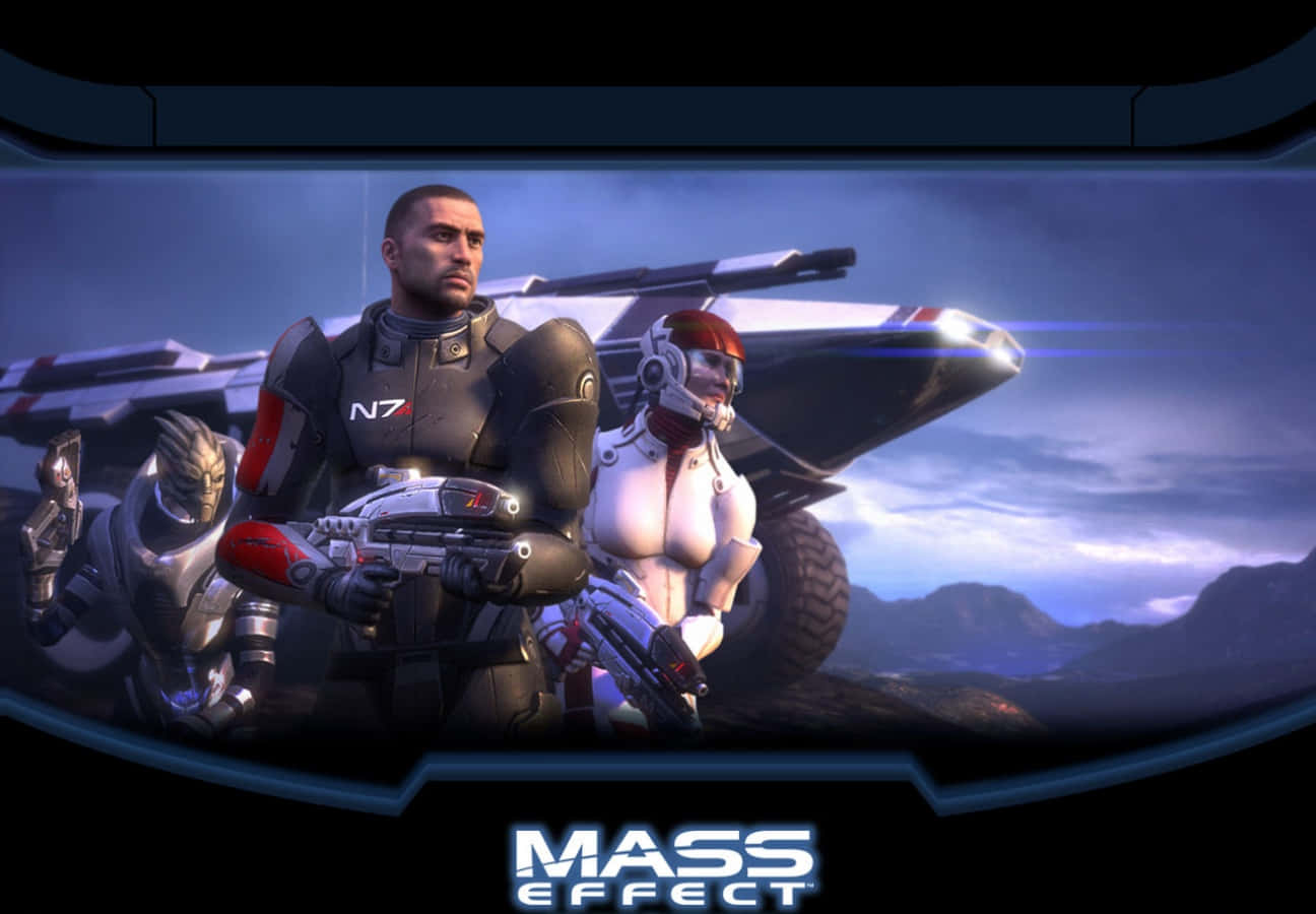 Mass Effect Characters 桌布 壁紙 — 三個身穿裝甲的科幻角色在暮色天空下，於一輛未來風格的車輛前手持武器準備就緒。