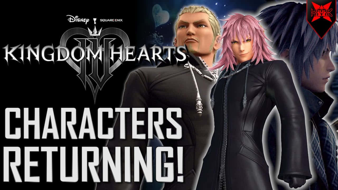 Kingdom Hearts Characters 桌布 壁紙 — 三個身穿黑色外套的《王國之心》角色站在黑暗背景前，發光文字宣告他們回歸。