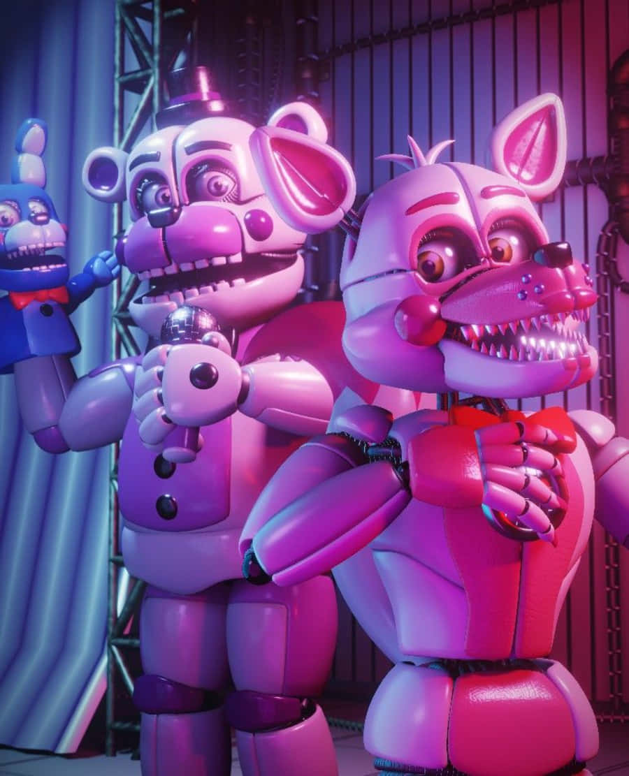 Funtime Freddy 桌布 壁紙 — 三個電子動畫角色在鮮豔的粉紅色和紫色燈光下，站在一個光線昏暗的舞台場景中，背後有金屬腳手架。