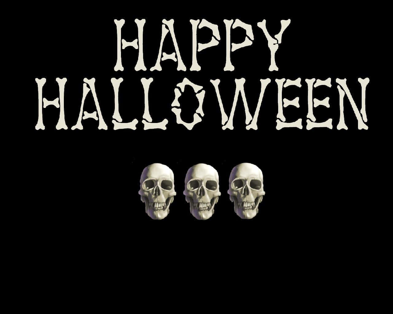 Halloween Skeleton 桌布 壁紙 — 三個頭骨位於陰森骨頭風格文字「HAPPY HALLOWEEN」下方，背景為黑色。