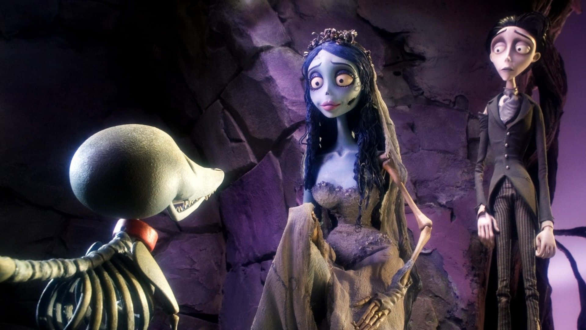 corpse bride 桌布 壁紙 — 三個風格化的動畫角色，具有骨骼和哥德式特徵，站在一個光線昏暗、帶有紫色燈光的洞穴中。