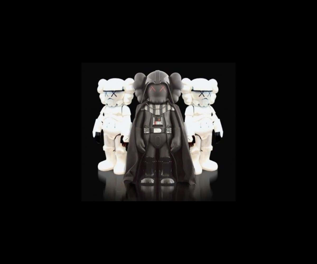 Kaws Stormtrooper 桌布 壁紙 — 三個風格化的收藏人偶：黑武士達斯維達，兩側各有一個白色暴風兵，X形眼睛的臉，站在反光的黑色表面上。
