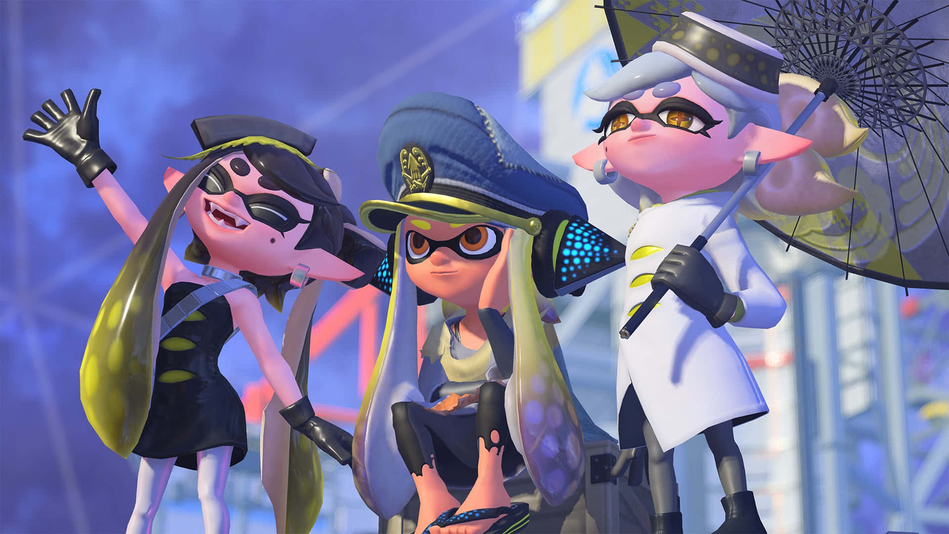 splatoon 桌布 壁紙 — 三個風格化的魷魚角色穿著色彩繽紛的服裝，在充滿活力的霓虹燈城市背景下愉快地擺姿勢。