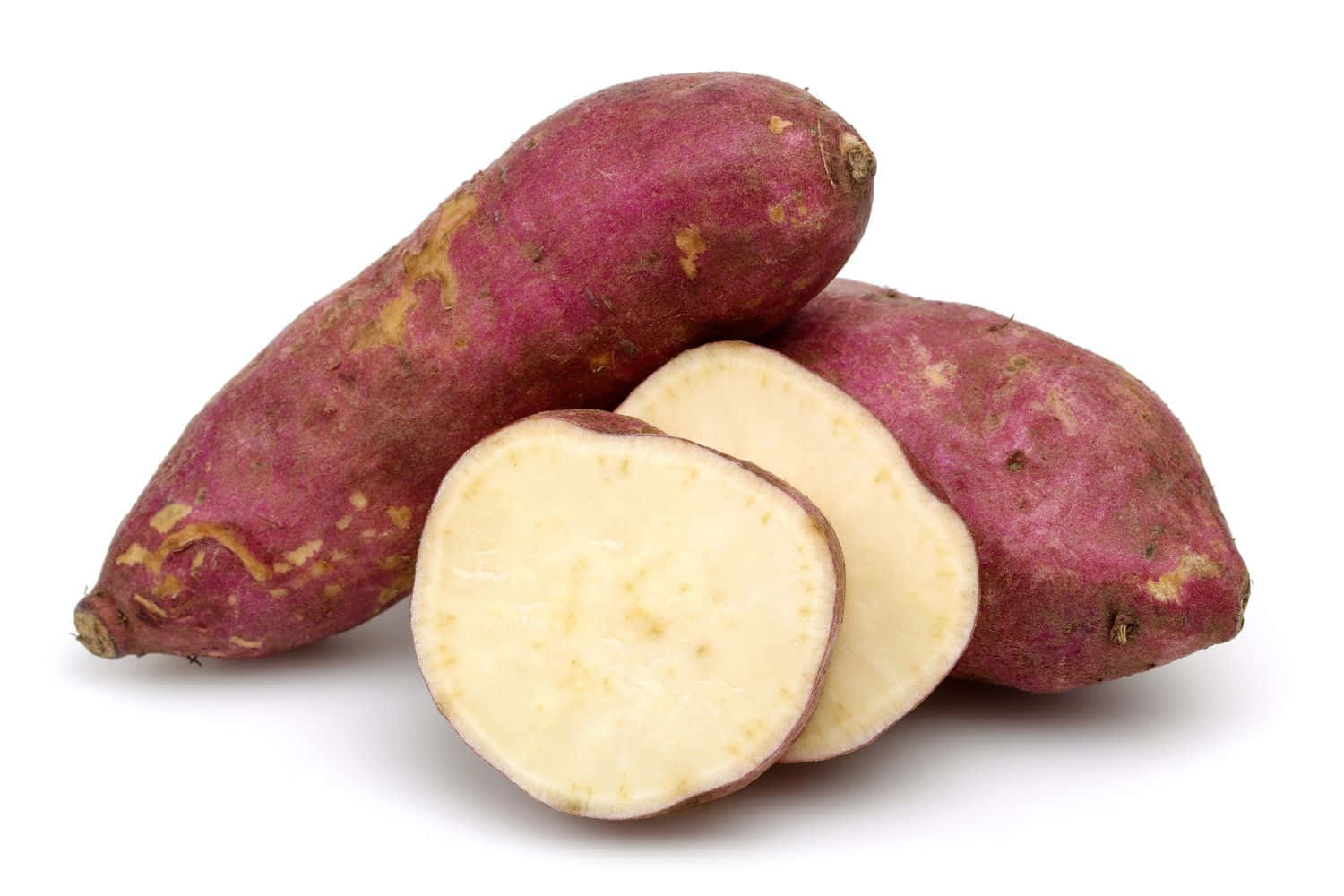Yellow Sweet Potato 桌布 壁紙 — 三個鮮豔的紫色番薯，其中兩個切半，露出奶油白色的內部，襯托在純白背景上。