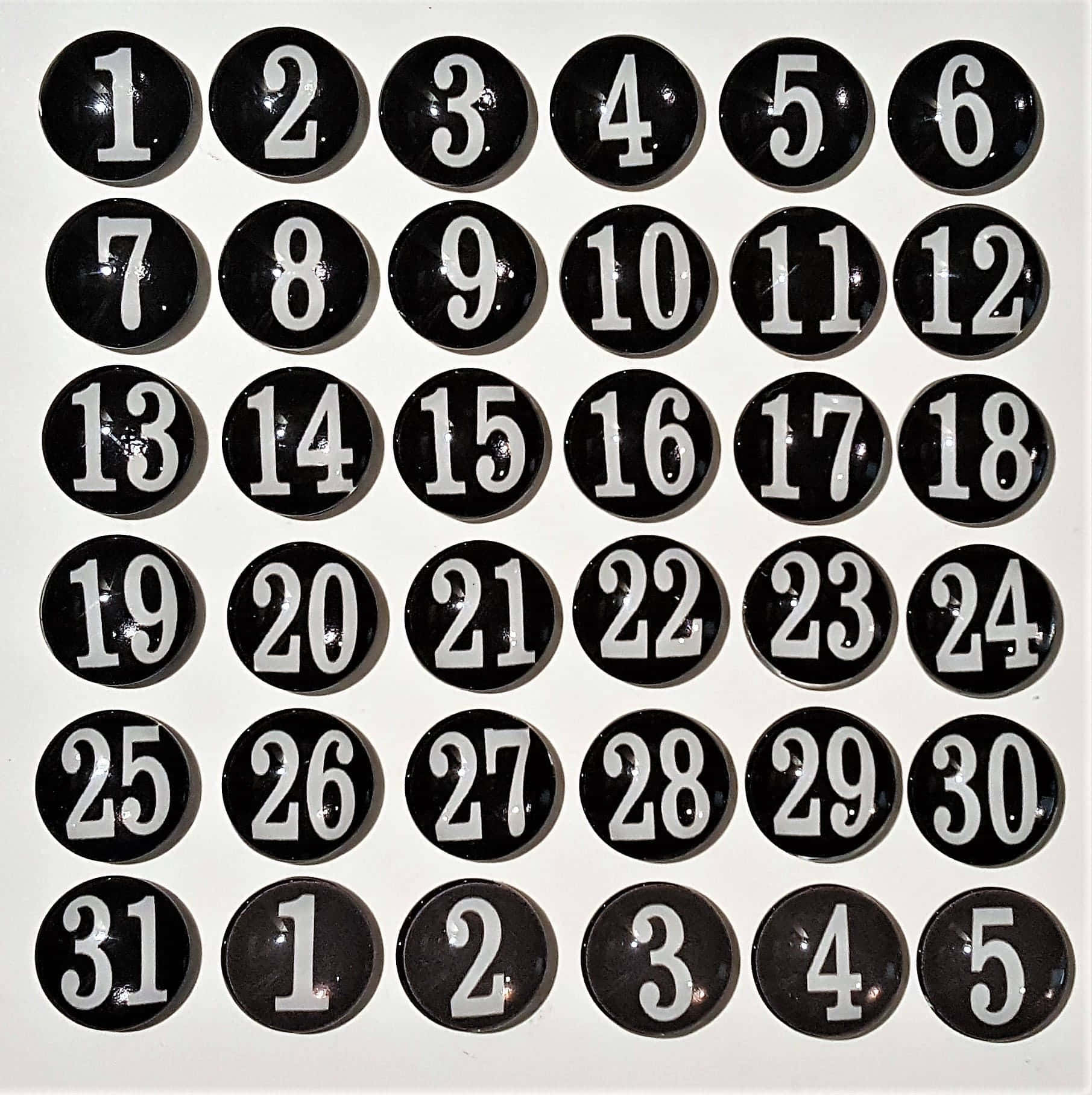 Black And White Number 桌布 壁紙 — 三十一個帶有白色數字的亮黑色圓形按鈕，以網格狀排列在純白色背景上。