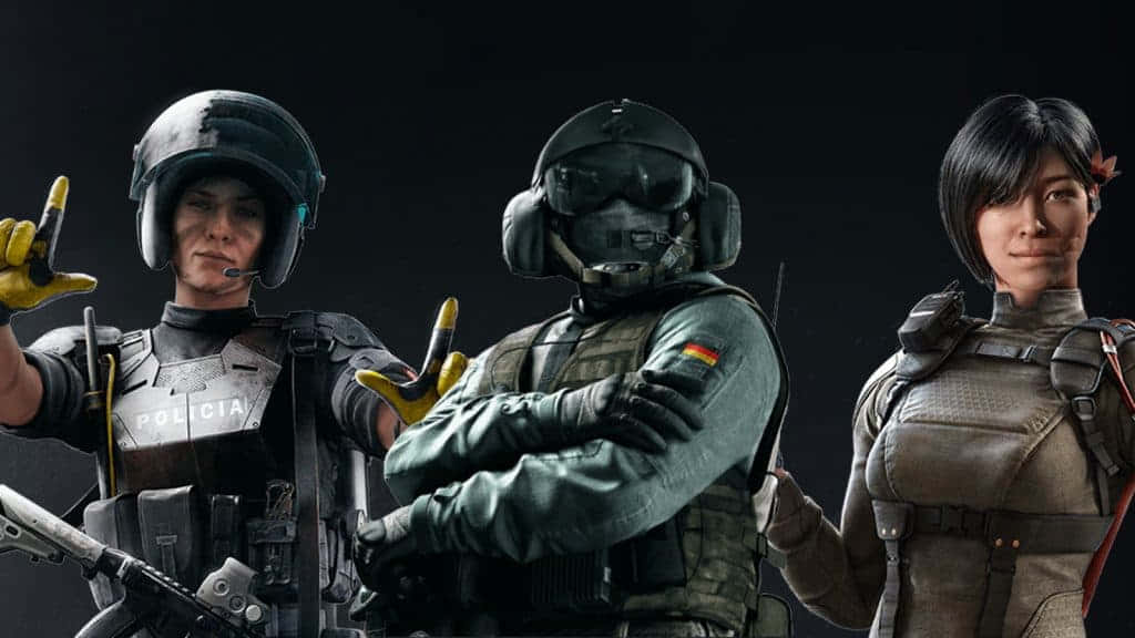 Rainbow Six Siege Jager 桌布 壁紙 — 三名全副武裝、細節豐富的戰術特工在黑暗背景下自信地擺出姿勢。