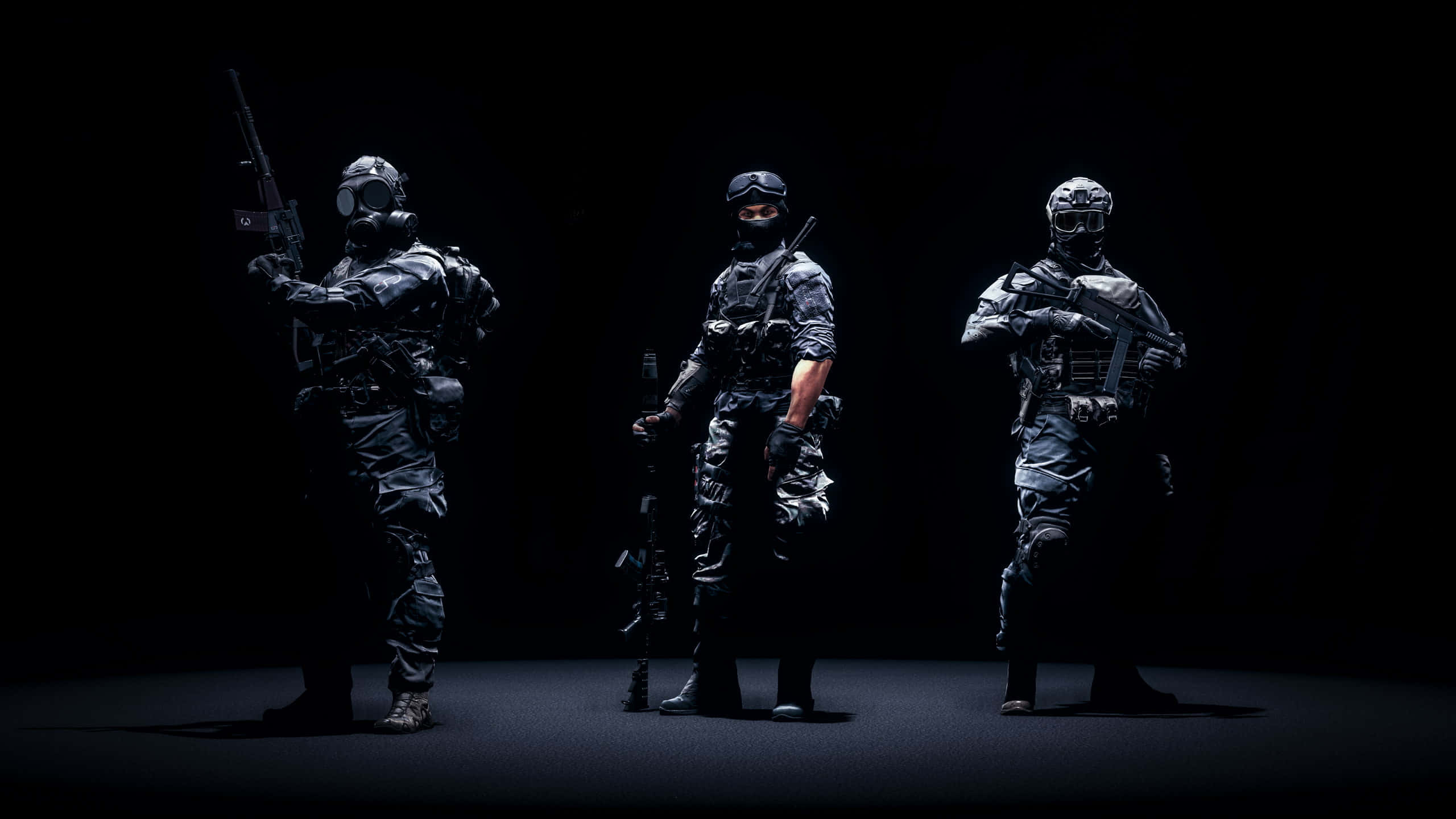 2 Player Games 桌布 壁紙 — 三名全副武裝的戰術士兵在戲劇性聚光燈下，以步槍對準純黑背景，蓄勢待發。