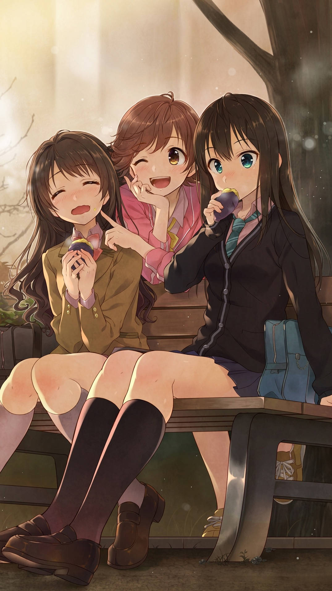 三個穿著校服的動漫女孩在樹下的長椅上笑著吃零食。