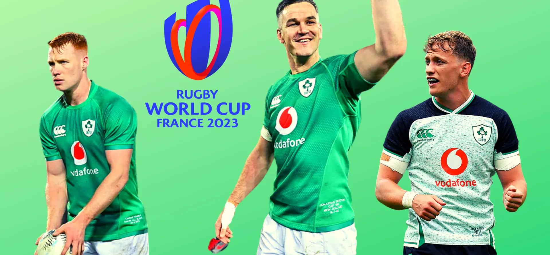 Ireland Rugby 桌布 壁紙 — 三名愛爾蘭欖球運動員身穿綠色和白色球衣，在純綠色背景前自信地擺姿勢，背景上有 Rugby World Cup France 2023 標誌。