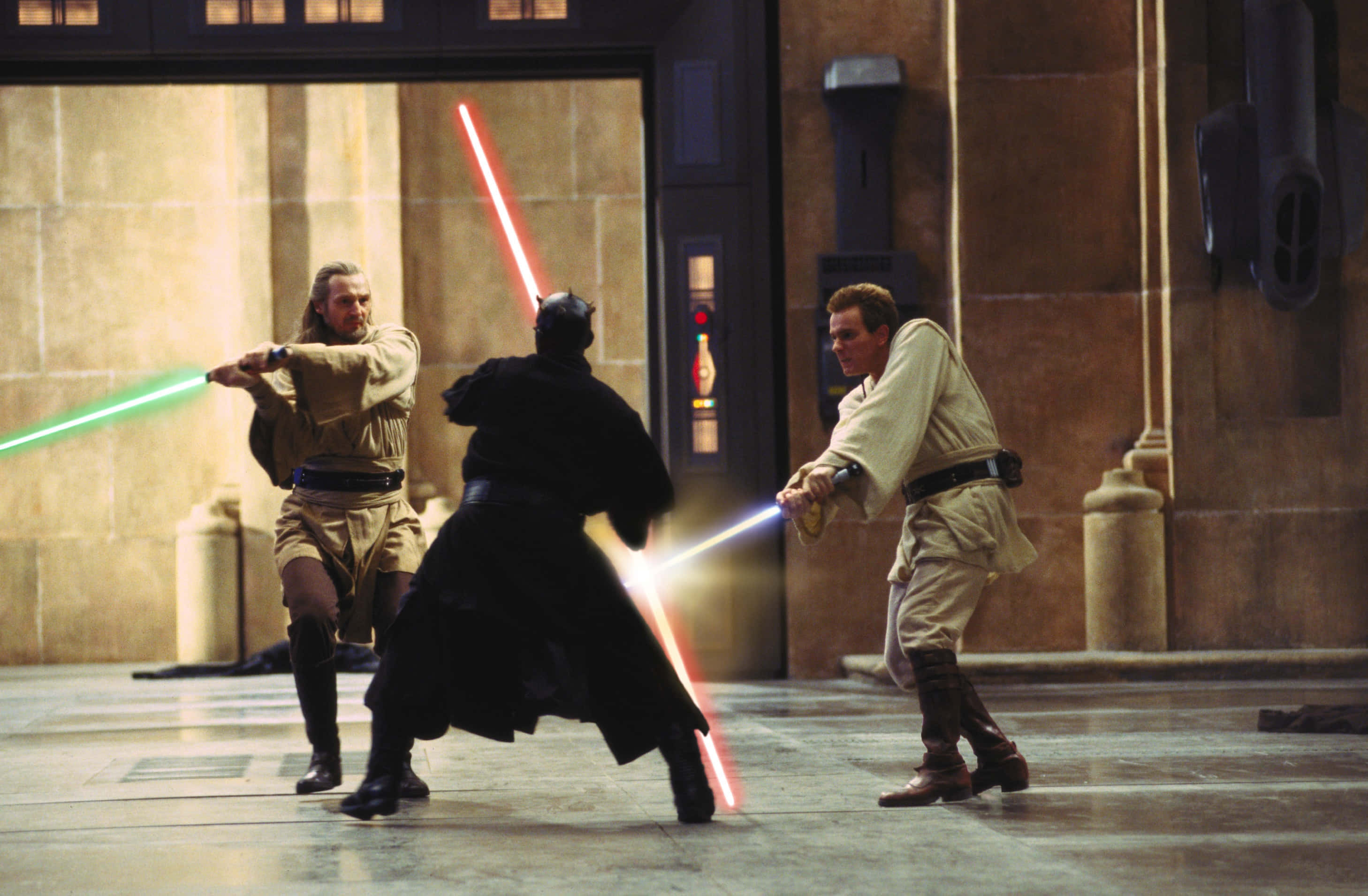 Qui-gon Jinn 桌布 壁紙 — 三名戰士在宏偉的石廳中，於戲劇性的燈光下以發光的光劍交鋒。