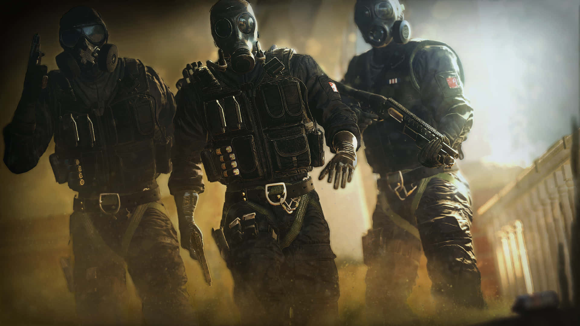 Rainbow Six Siege Operators 桌布 壁紙 — 三名戴著防毒面具和戰術裝備的士兵，手持武器在塵土飛揚的戰場上前進。