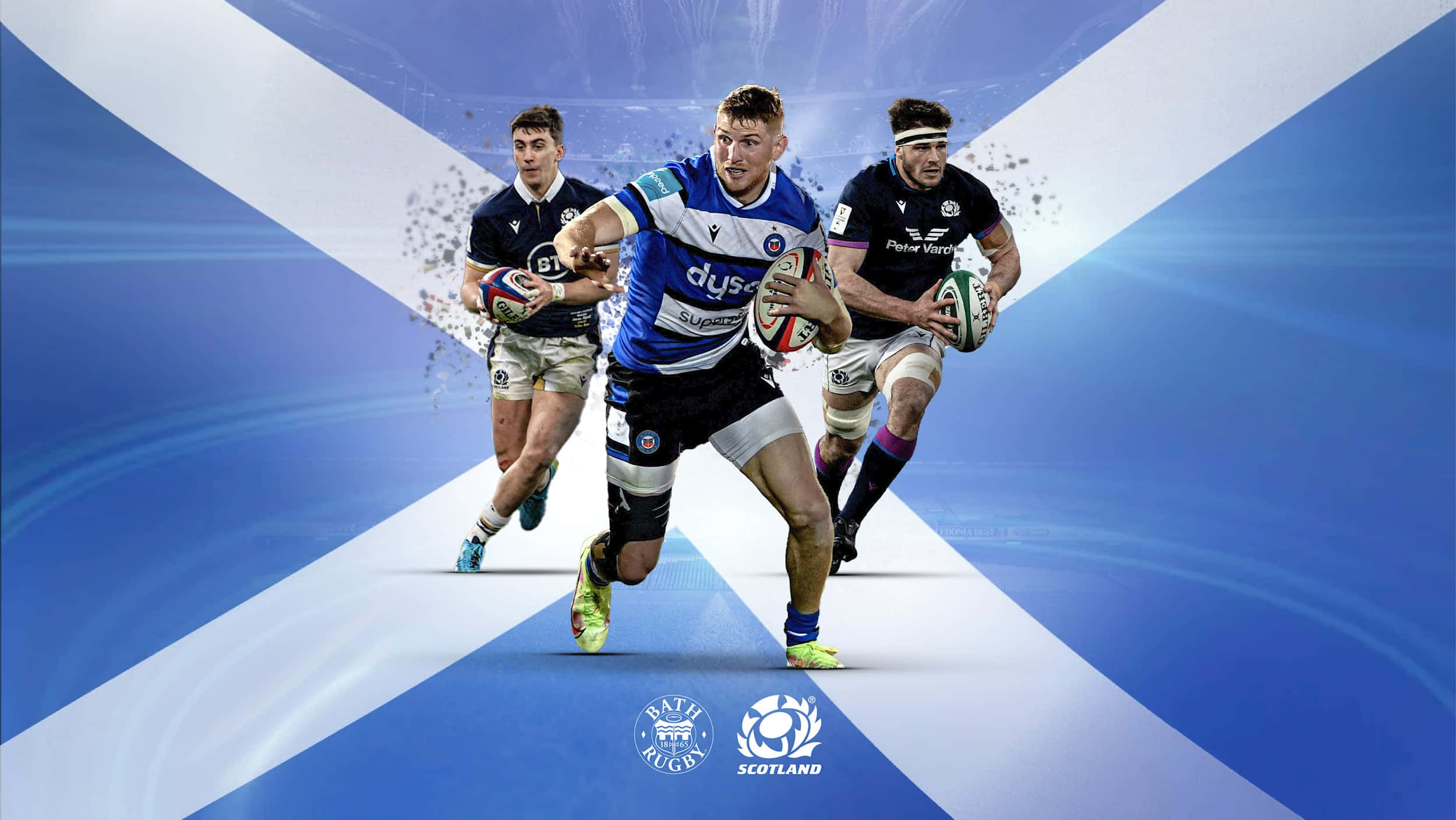Scotland Rugby 桌布 壁紙 — 三名欖球運動員持球向前衝刺，背景為動態的蘇格蘭國旗。