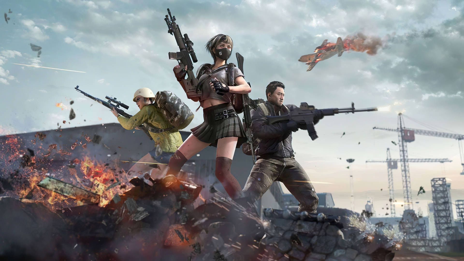PUBG 桌布 壁紙 — 三名武裝倖存者在廢墟屋頂上，於猛烈爆炸中戰鬥，頭頂有燃燒的飛機，遠處有建築起重機。