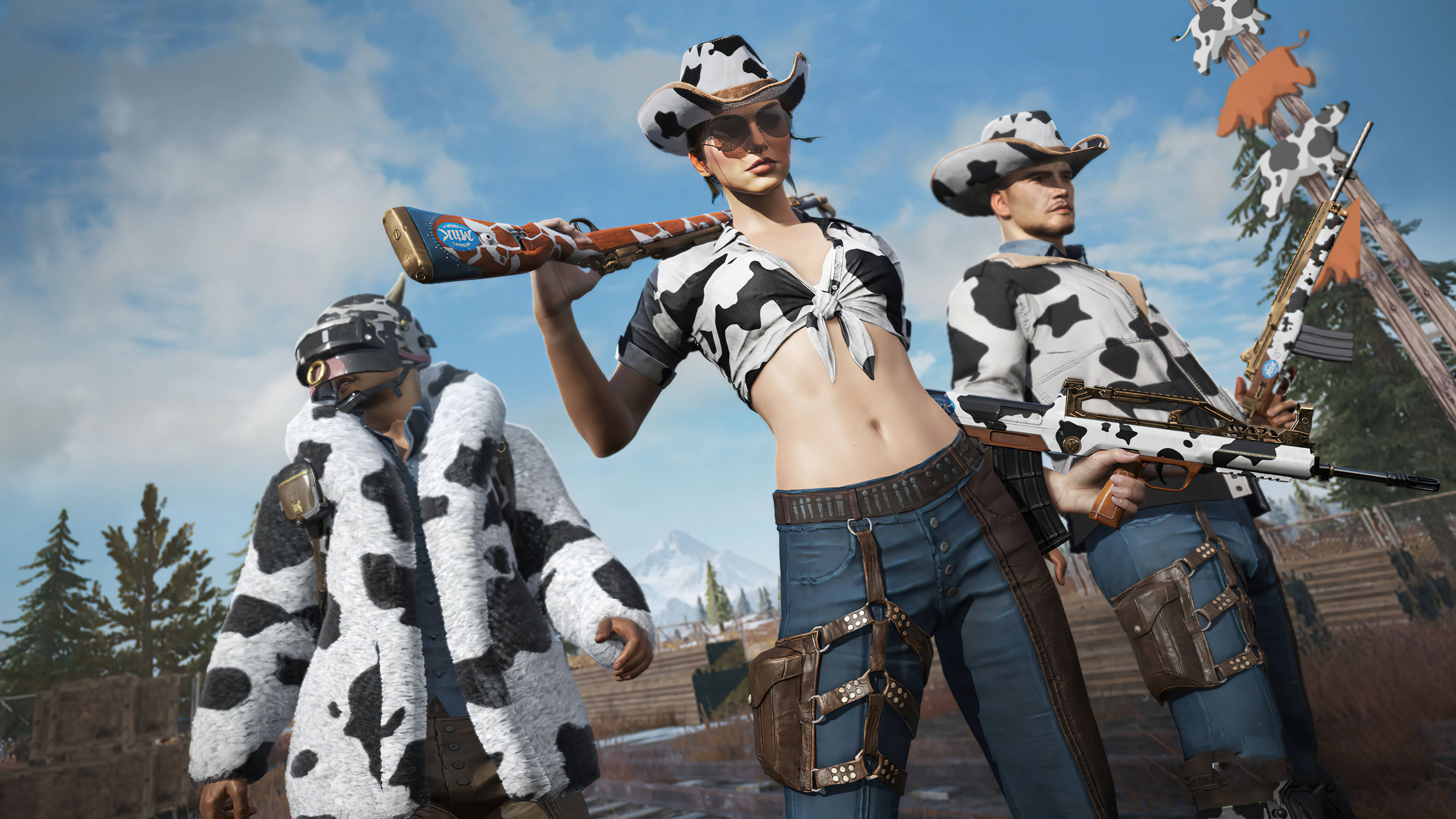 PUBG 桌布 壁紙 — 三名穿著乳牛印花服裝和牛仔帽的遊戲玩家，在明亮的藍天下，以積雪的山脈為背景，手持步槍擺姿勢。