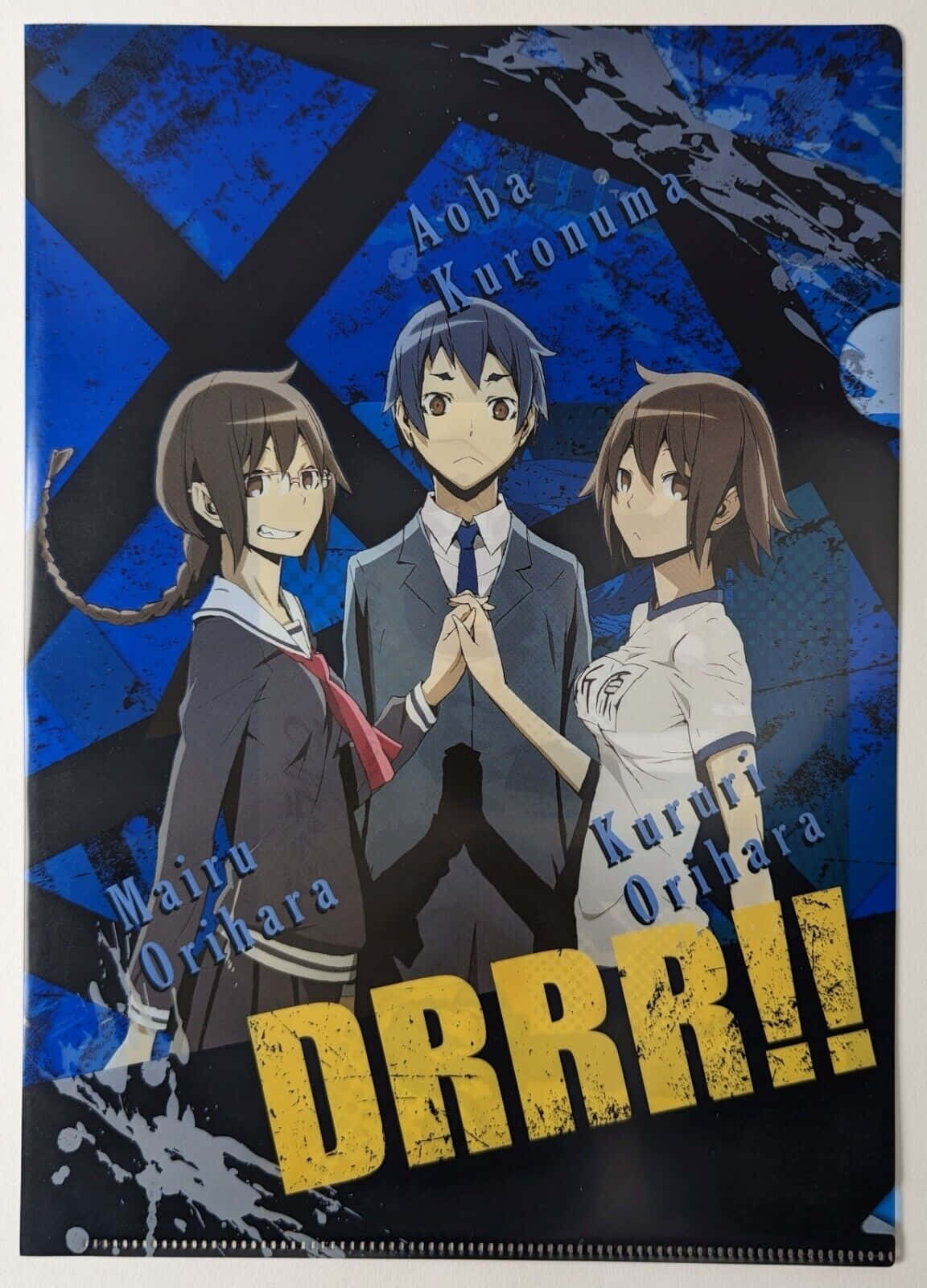 Aoba Kuronuma 桌布 壁紙 — 三名穿著校服的動漫學生站在粗糙的藍色背景前，上面有粗體黃色DRRR!!文字。