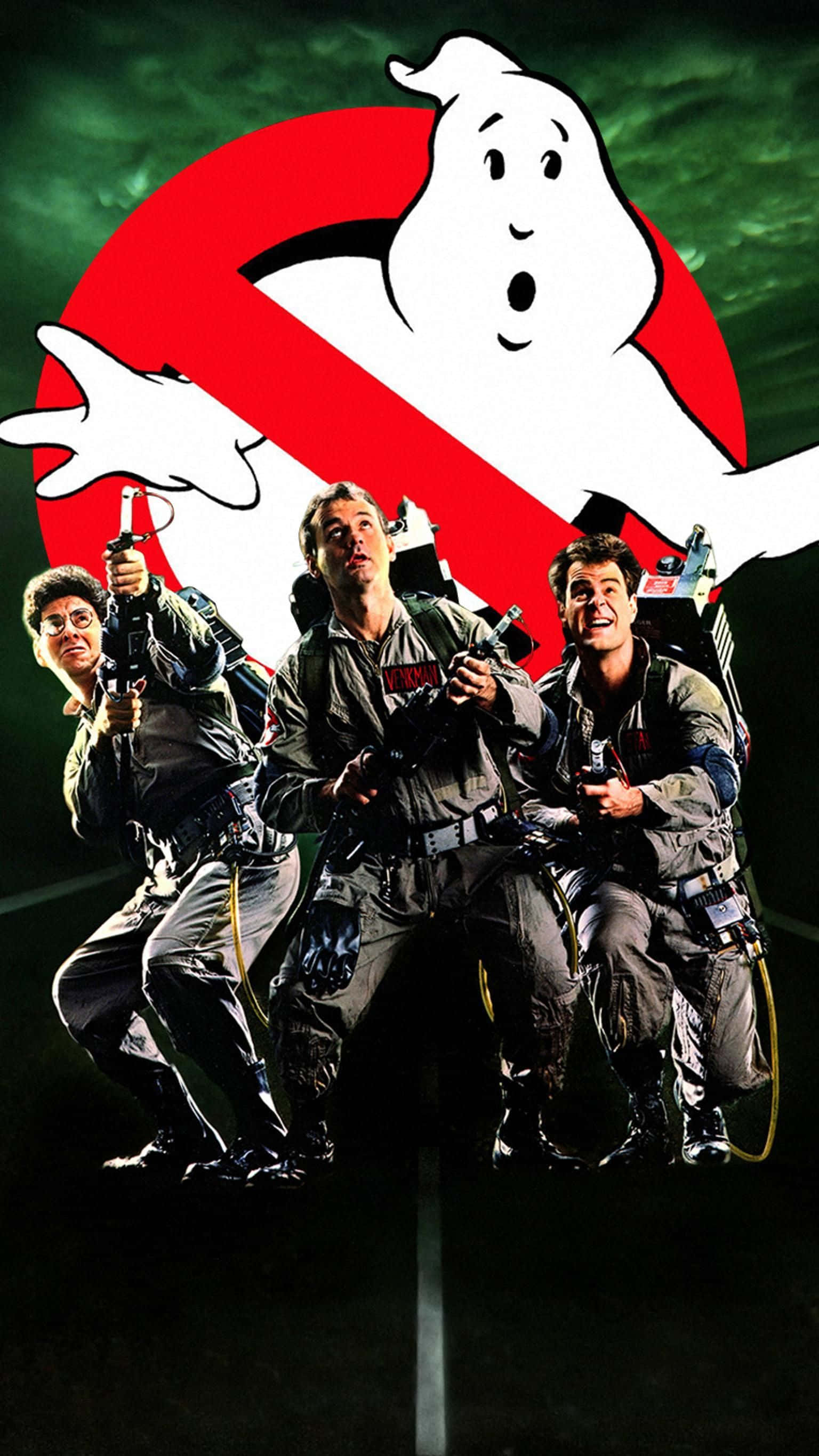 Ghostbusters 桌布 壁紙 — 三名穿著質子背包的捉鬼敢死隊在標誌性鬼魂標誌下，以深綠色背景為襯托，英勇地擺出姿勢。