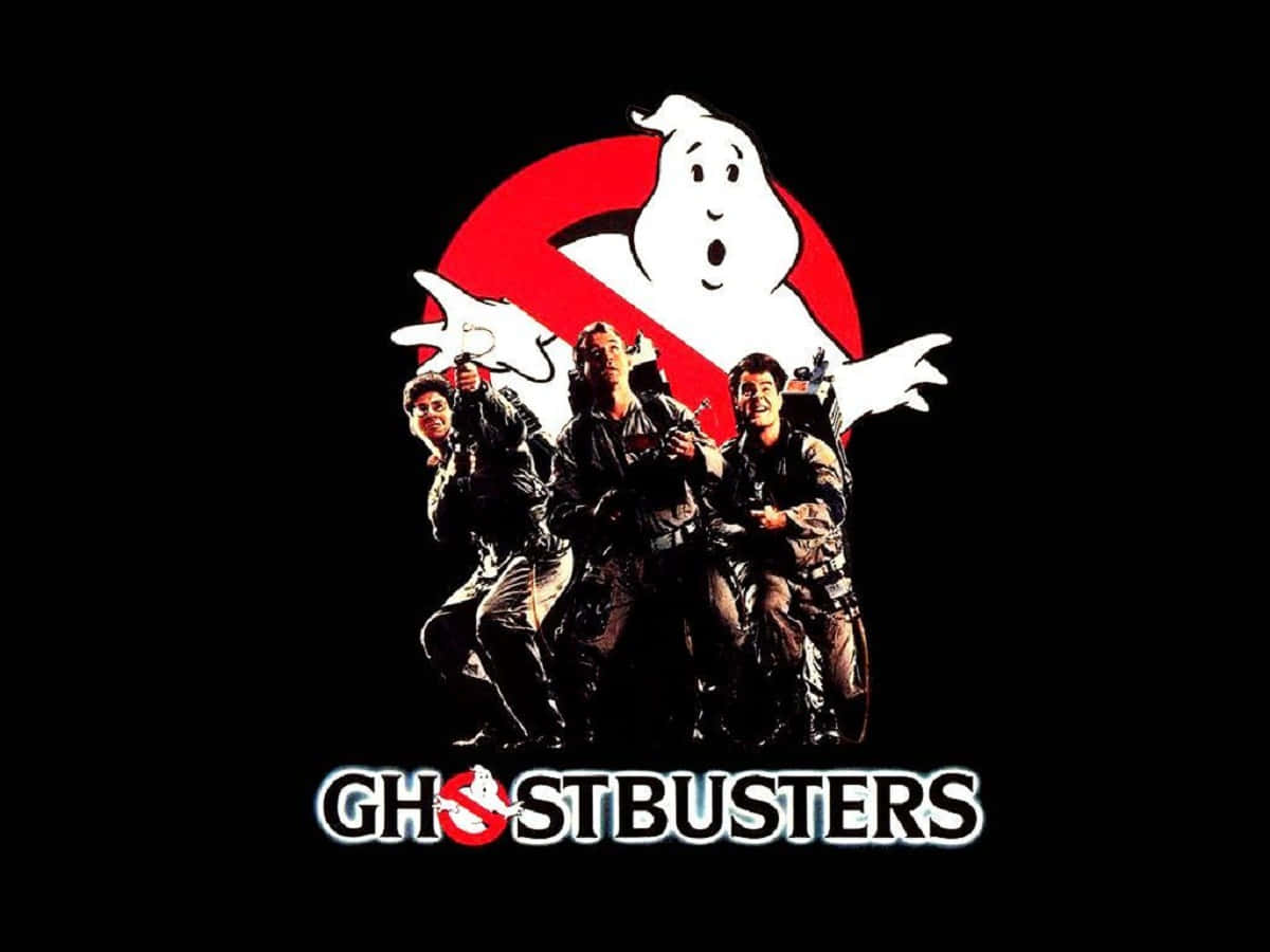 Ghostbusters 桌布 壁紙 — 三名穿著質子背包的捉鬼敢死隊在黑色背景上標誌性的紅白鬼魂標誌下擺姿勢。
