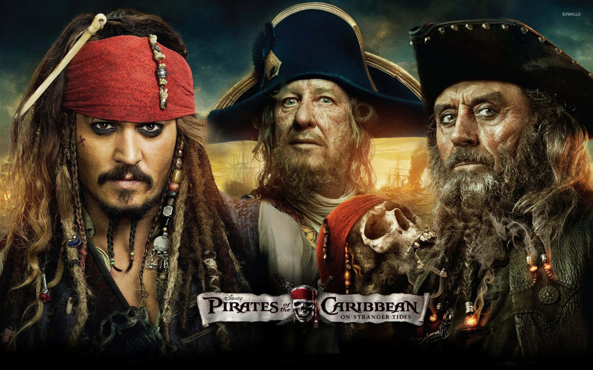 Pirates Of The Caribbean 桌布 壁紙 — 三名粗獷的海盜，蓄著辮子頭、戴著骷髏帽、留著鬍鬚，在暴風雨的海景背景下凝視著。