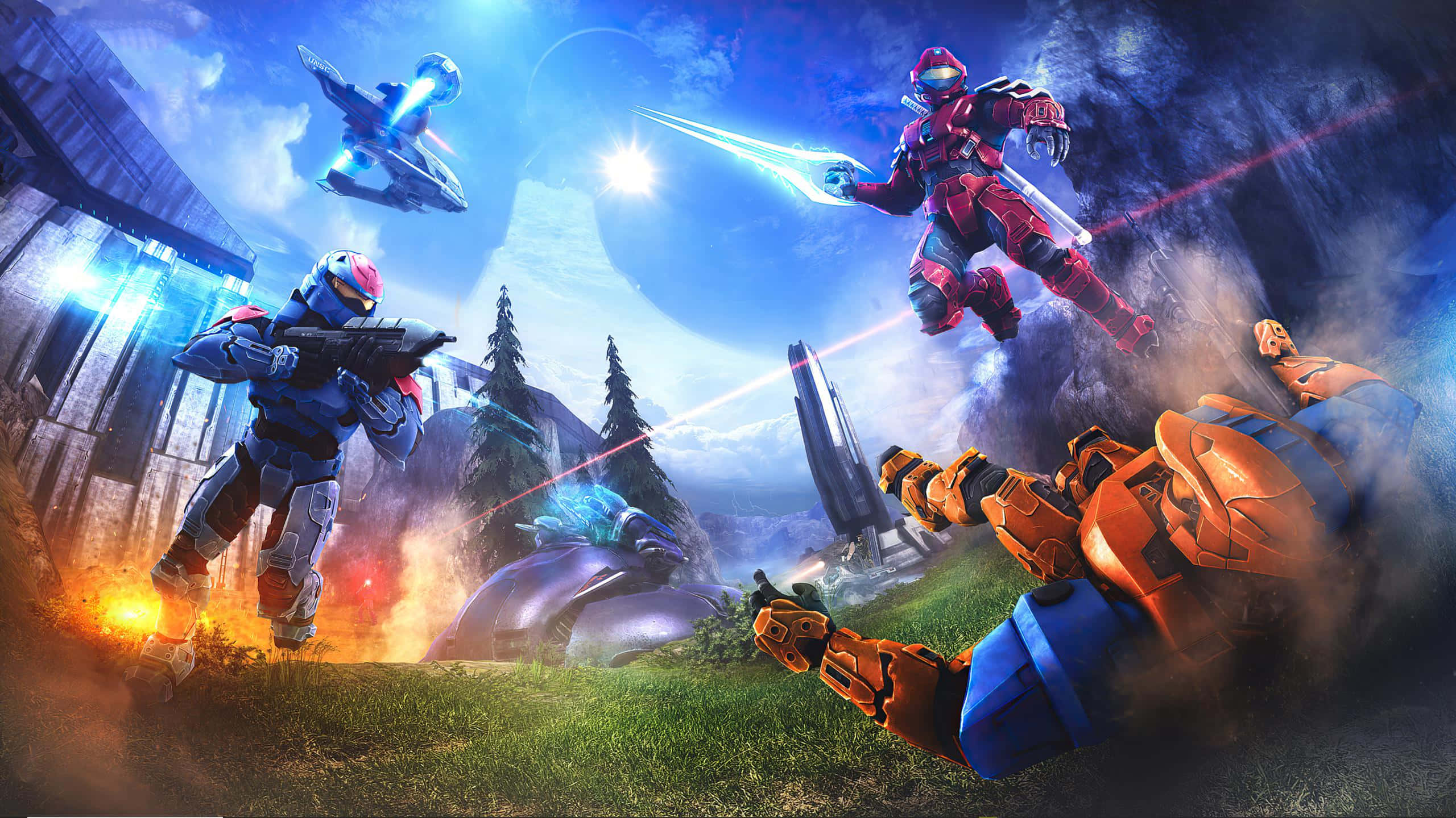 Halo Battle 桌布 壁紙 — 三名裝甲士兵在草地上使用未來武器和飛行車輛戰鬥，背景是明亮的藍天。