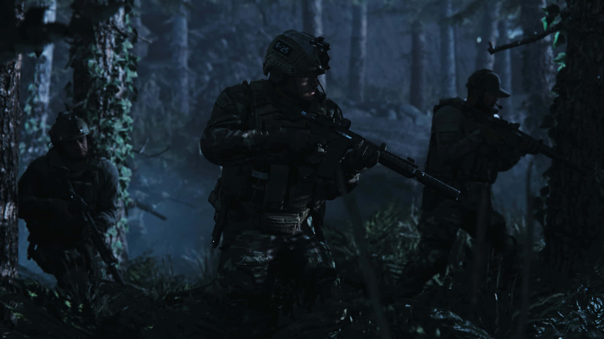 Call Of Duty Ps4 桌布 壁紙 — 三名身穿戰術裝備的士兵在夜間穿過霧濛濛的黑暗森林，手持步槍悄悄移動。
