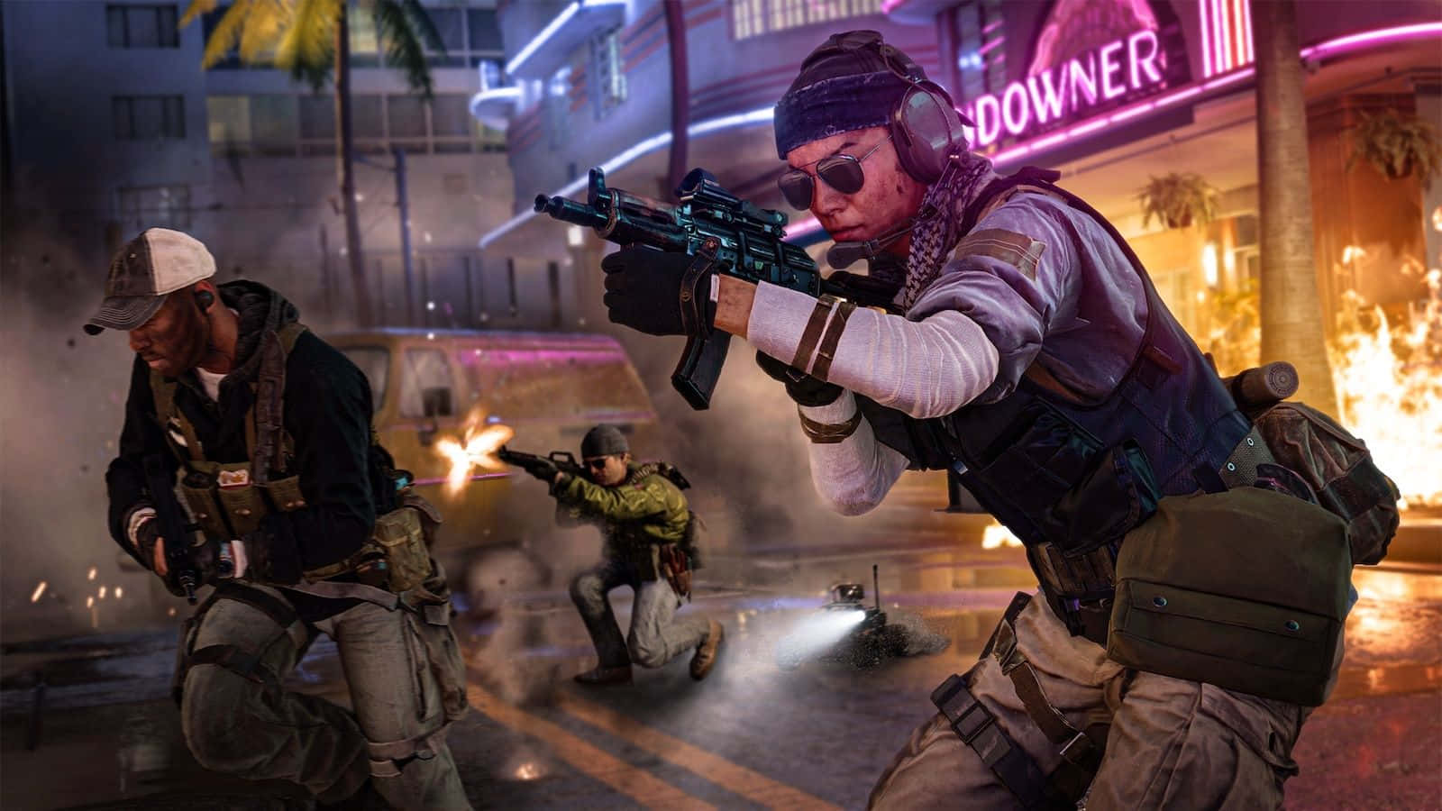 Call Of Duty Black Ops Cold War 桌布 壁紙 — 三名身穿戰術裝備的士兵在爆炸和霓虹燈光中，於混亂的城市夜戰中開火。
