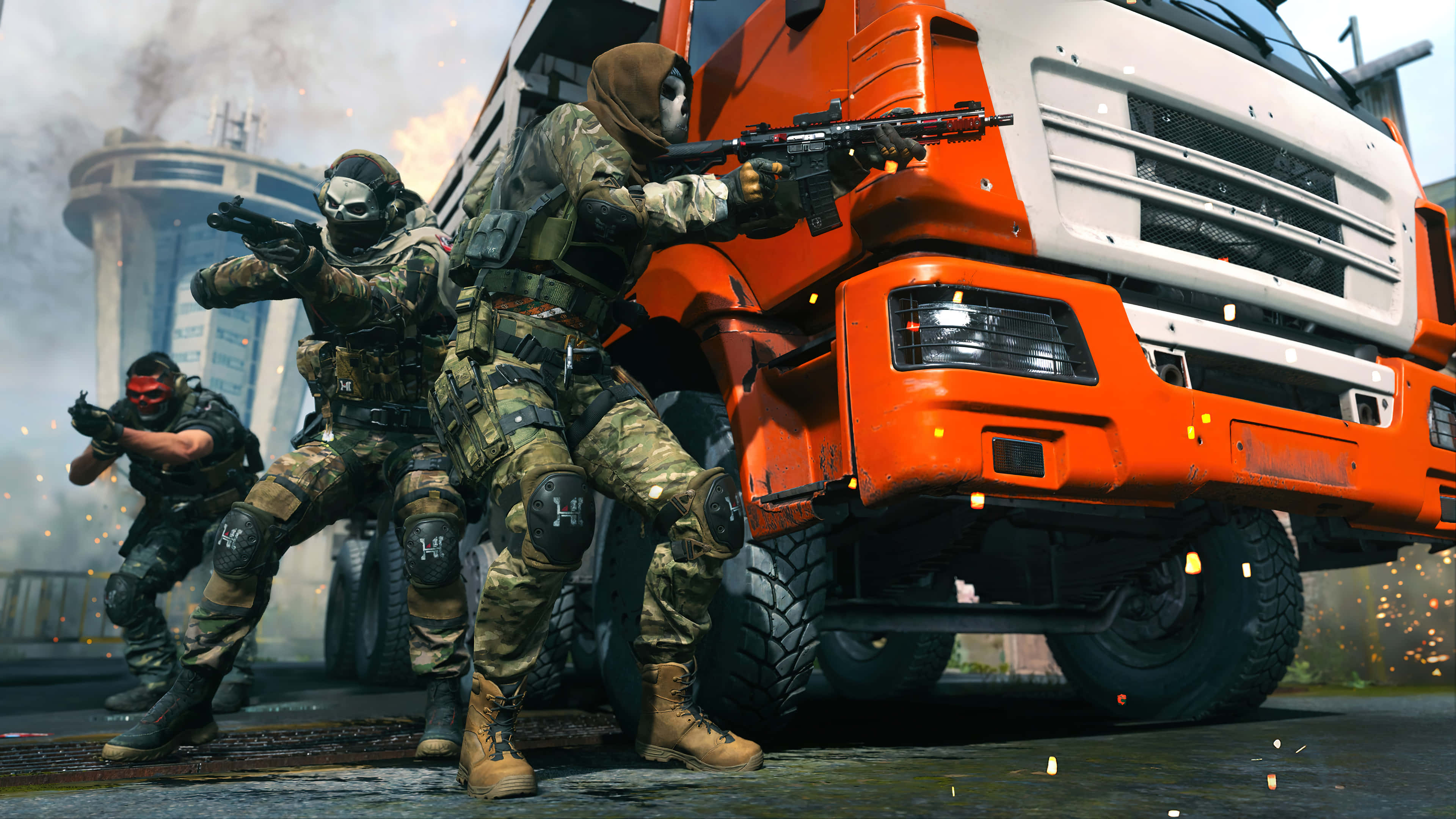 Fps 桌布 壁紙 — 三名身穿戰術裝備的武裝士兵在煙霧瀰漫的城市戰鬥區域中，躲在一輛大型橙色和白色卡車後面。