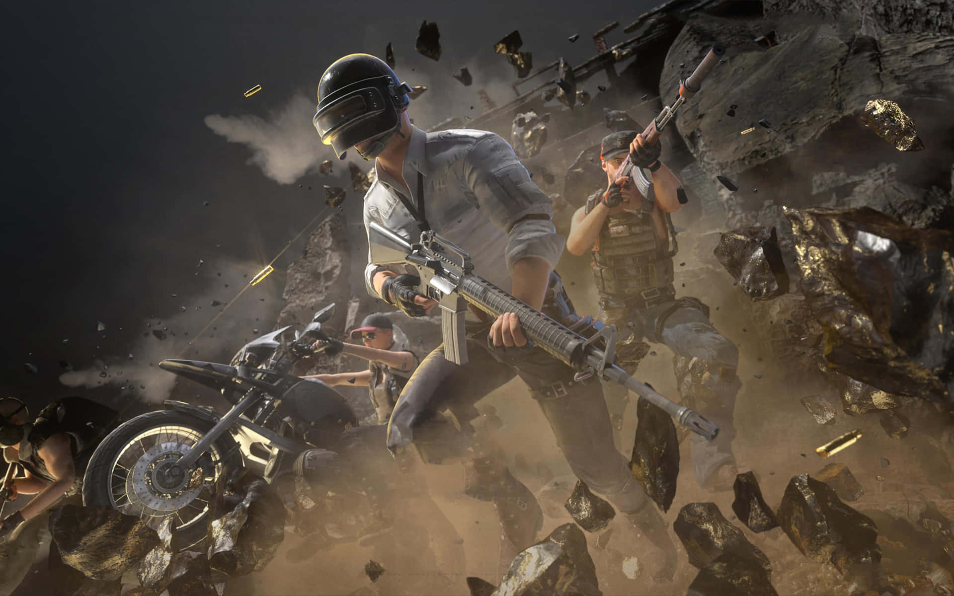 PUBG 桌布 壁紙 — 三名身穿戰術裝備的武裝玩家在爆炸的岩石和飛舞的子彈中，於崎嶇的沙漠場景中戰鬥。