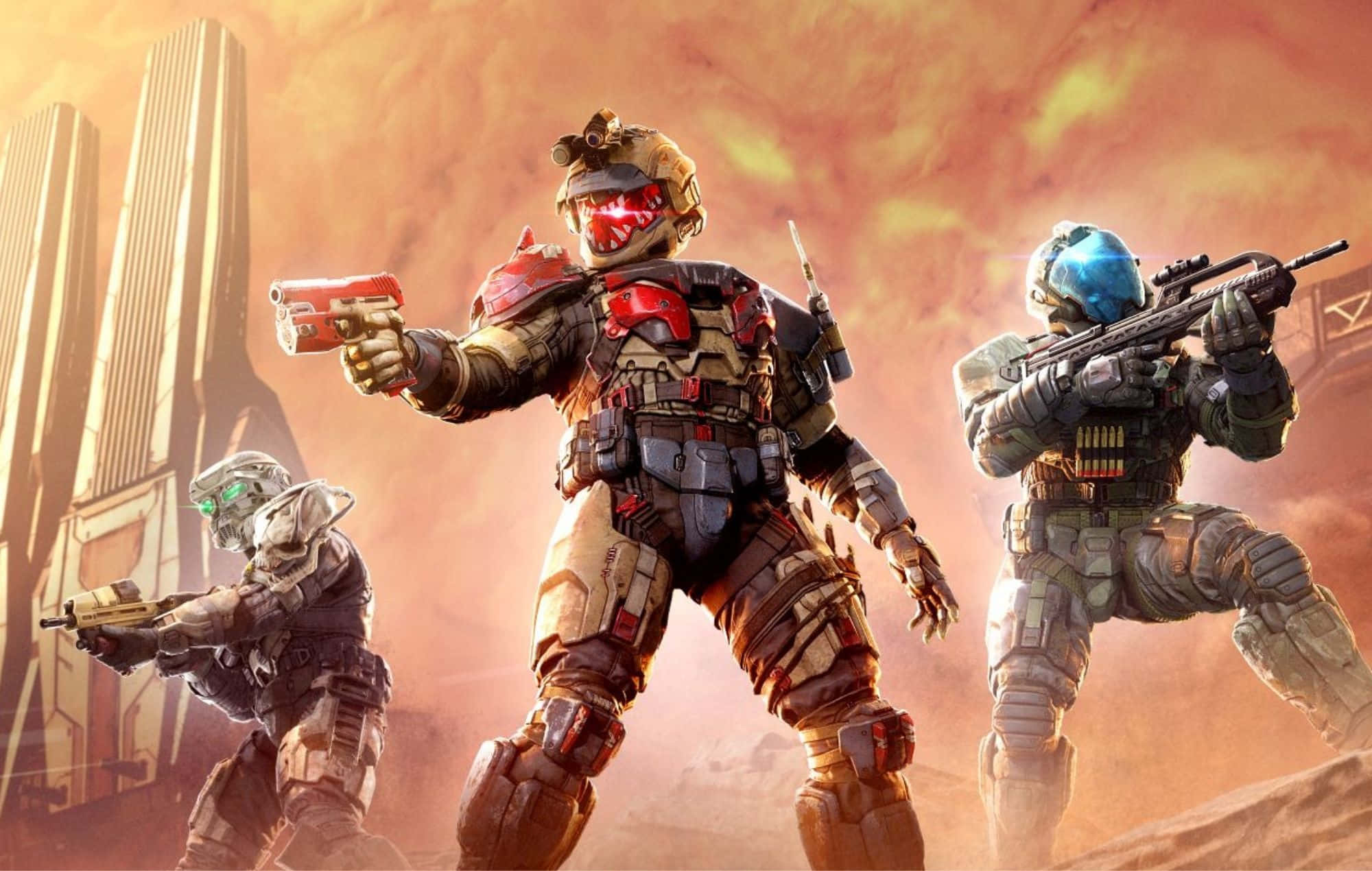 Halo Spartans 桌布 壁紙 — 三名身穿未來裝備的裝甲士兵，手持武器，面對熾熱的橙色外星城市景觀。