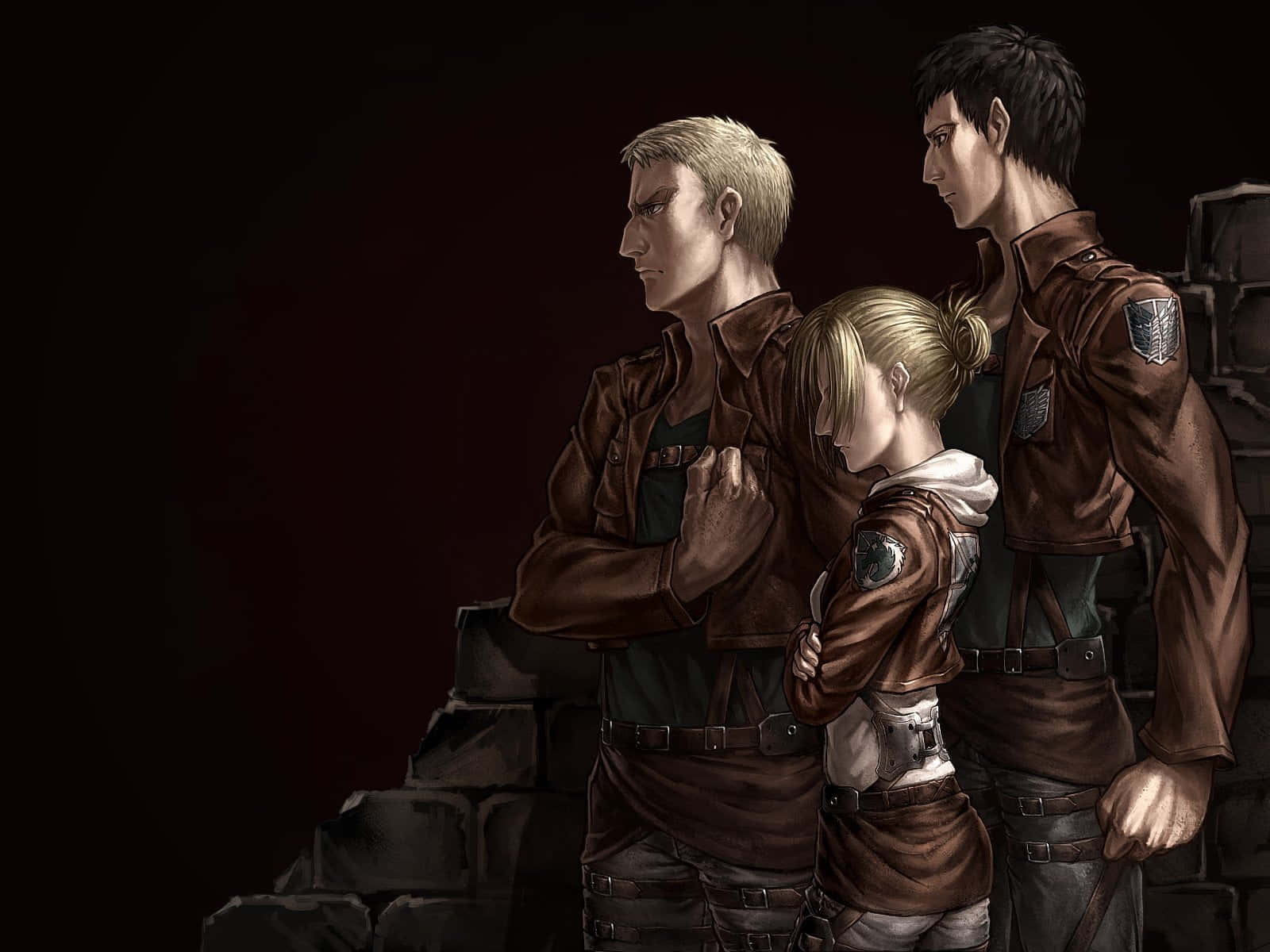 Attack On Titan Season 2 桌布 壁紙 — 三名身穿棕色制服嘅動畫士兵，喺昏暗嘅紅色燈光下，莊嚴地企喺黑色磚牆前面。