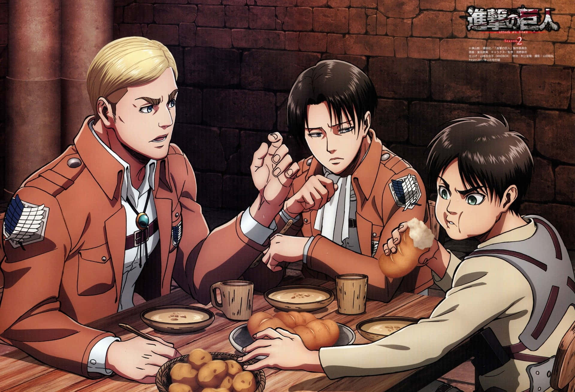 Attack On Titan Season 1 桌布 壁紙 — 三名身穿橙色制服嘅動漫士兵喺磚牆前嘅木枱上一齊食飯。