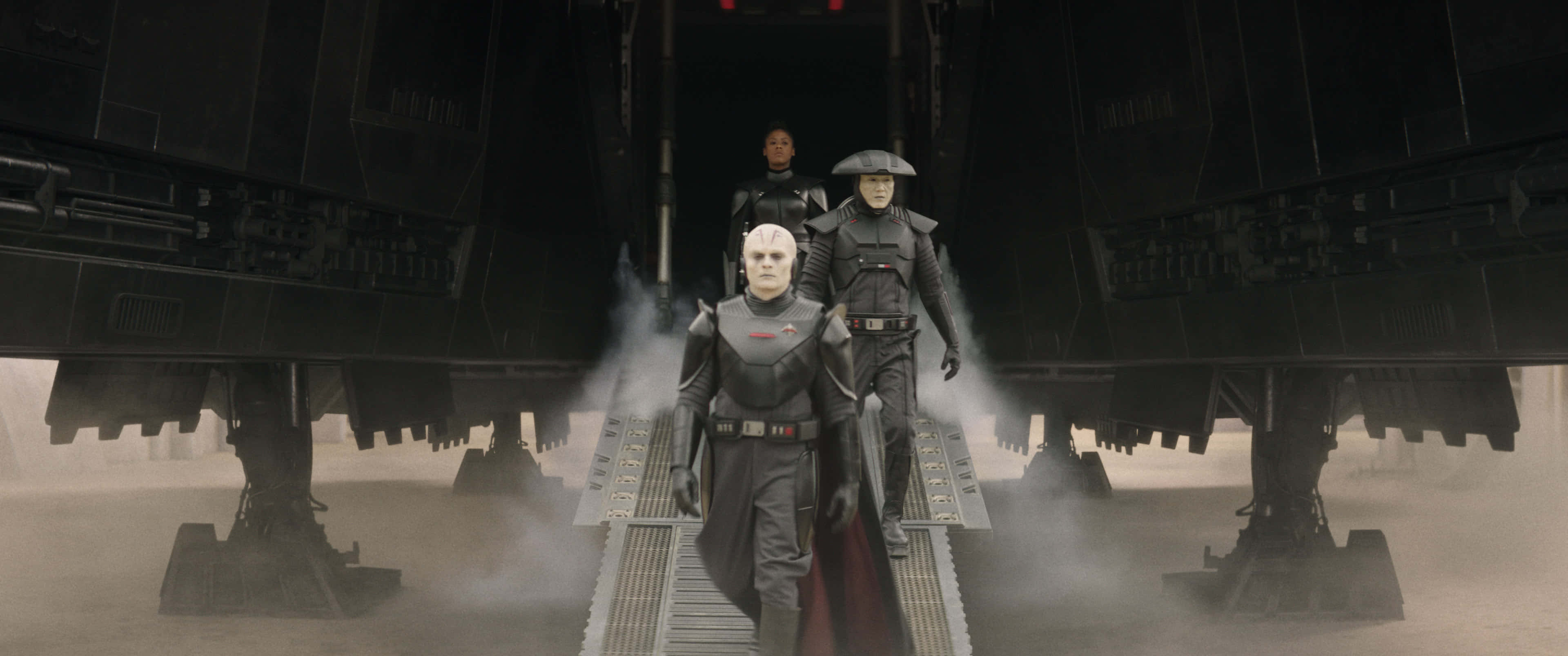 The Inquisitor 桌布 壁紙 — 三名身穿深色制服嘅裝甲人物從一艘巨大星艦嘅斜坡落到塵土飛揚嘅戰場上。